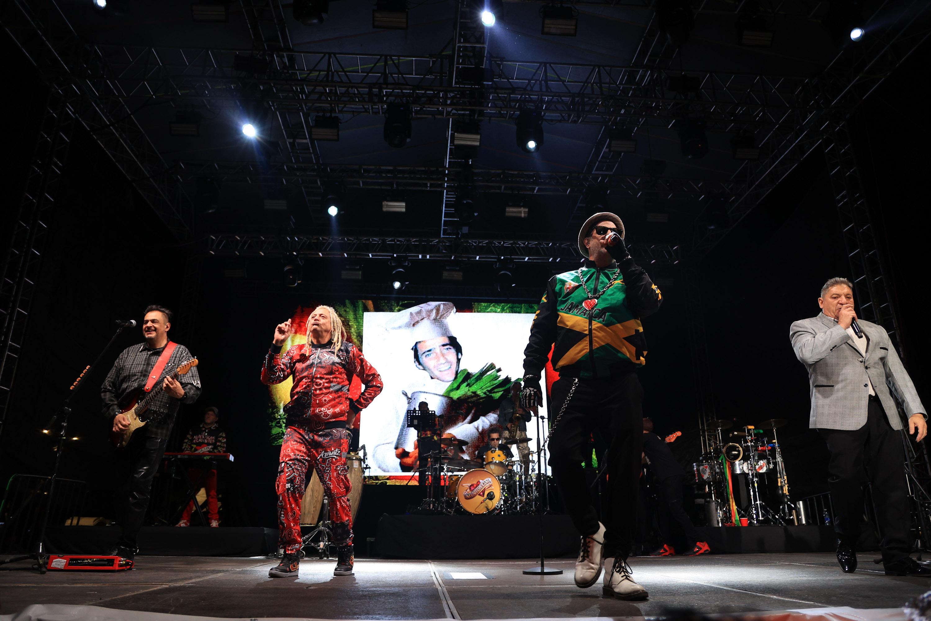 Presentación de Los Auténticos Decadentes en el Paseo Bravo en el Festival Internacional de Puebla.