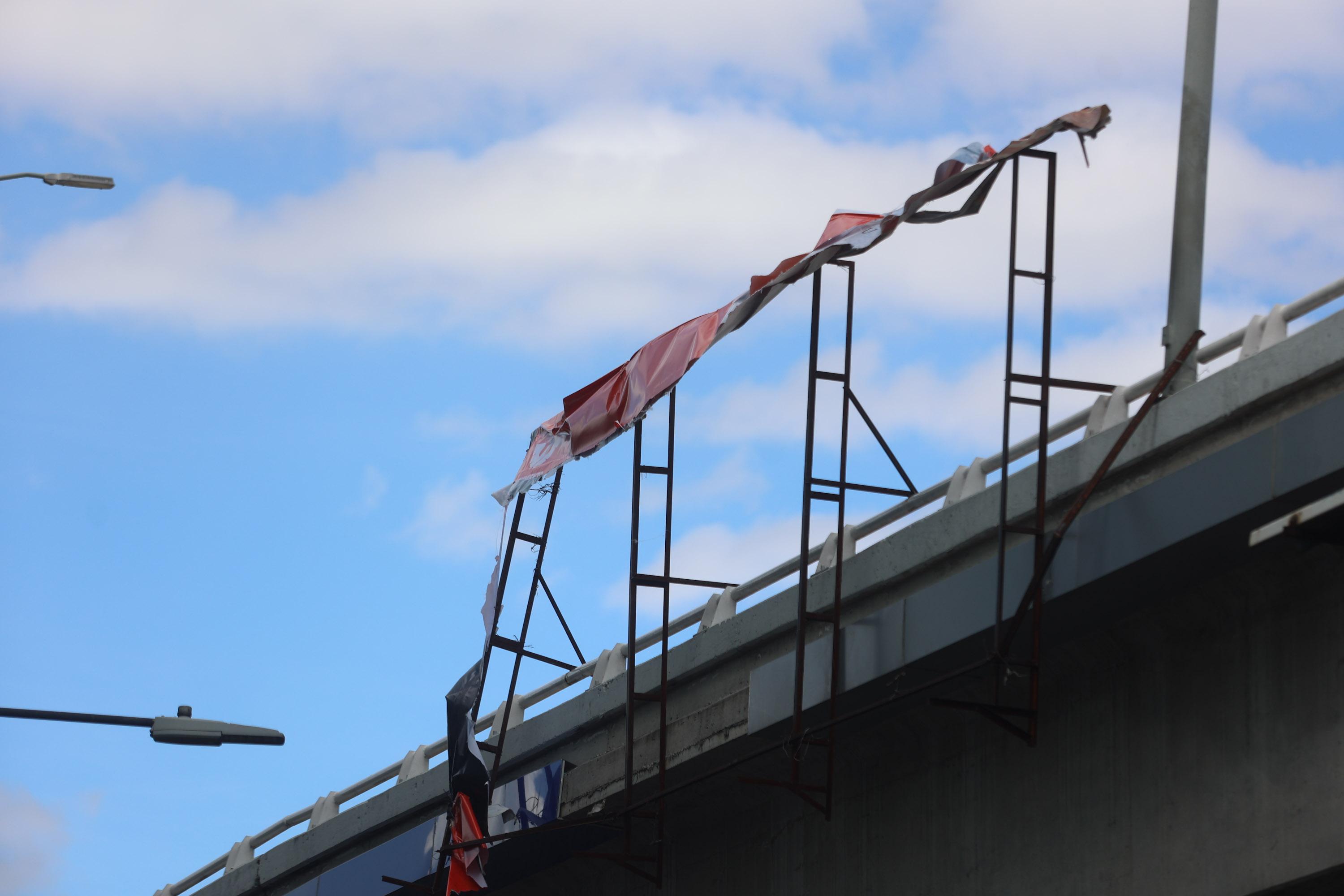 Fue atendido el reporte de espectacular a punto de caer en la 31 Poniente.