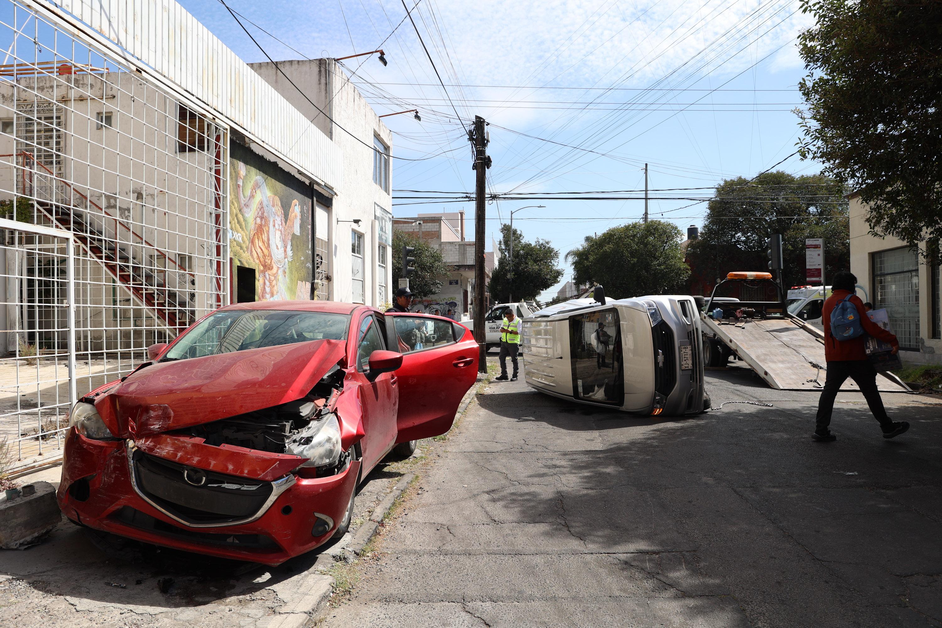 VIDEO Accidente deja volcadura en la 9 Sur y 19 Poniente en la ciudad de Puebla