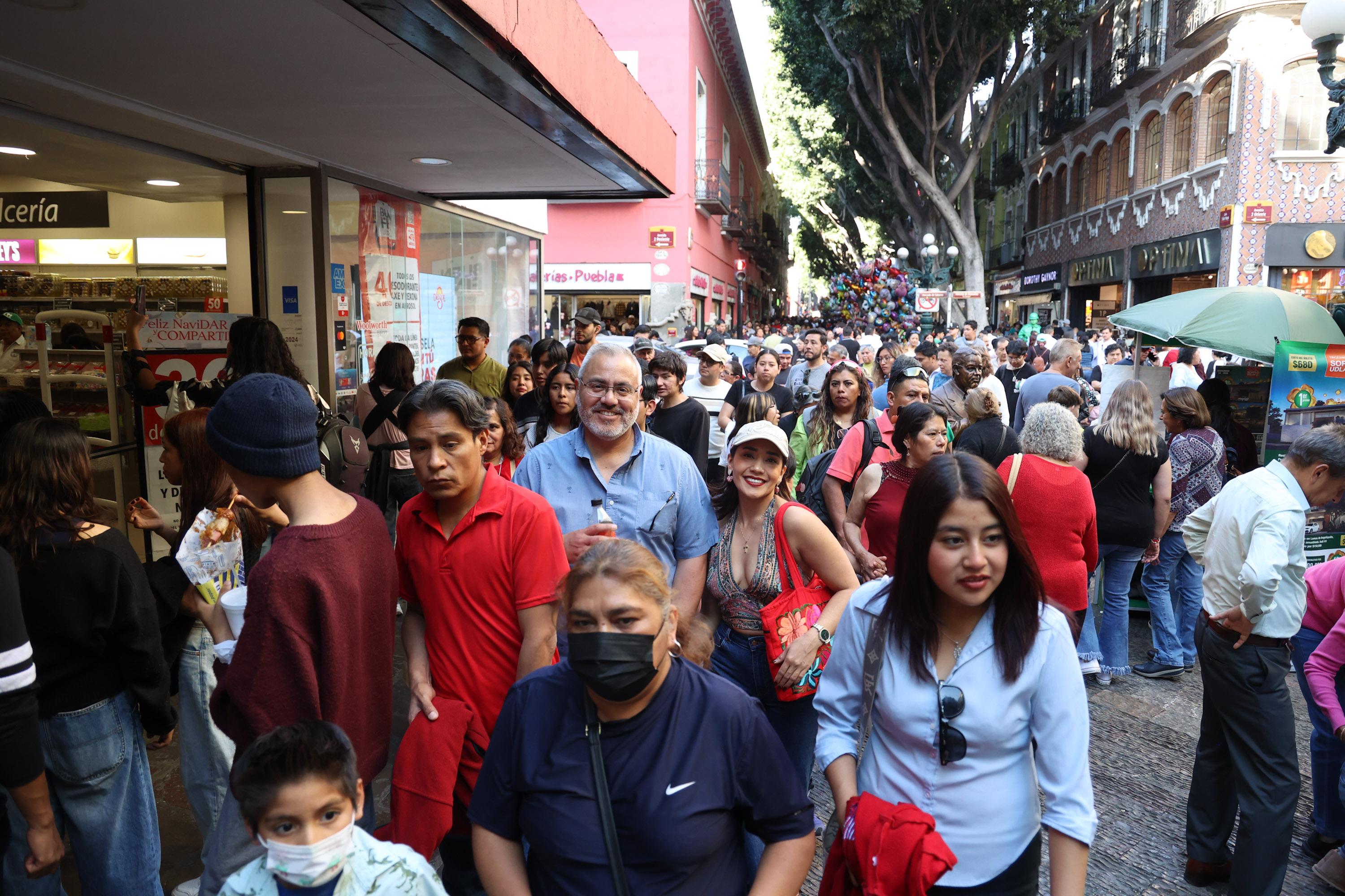 Poblanos abarrotan el Centro Histórico en este  Buen Fin 2025.