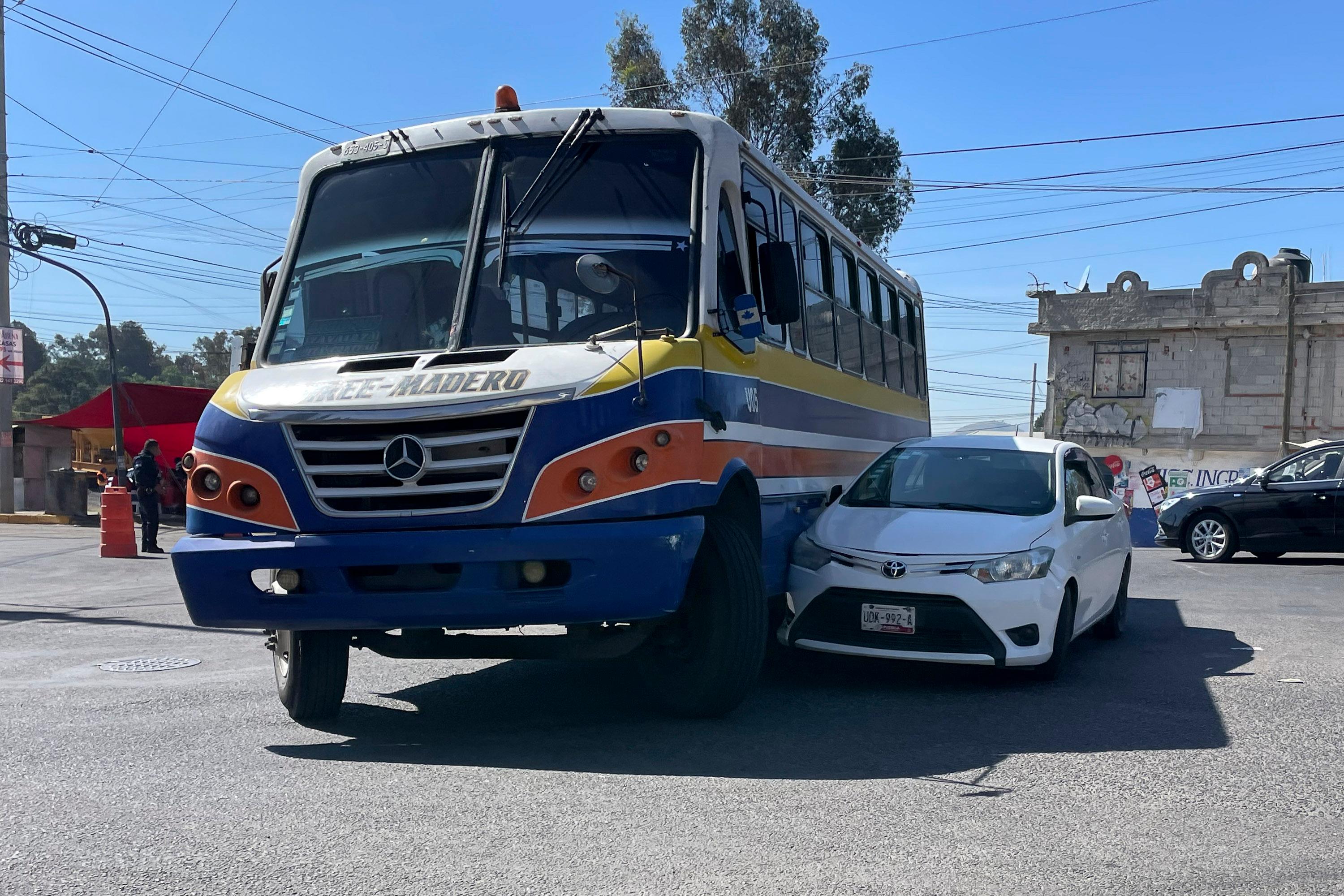Choca entre una Ruta CREE Madero con vehículo particular en Camino al Batán, en Puebla.