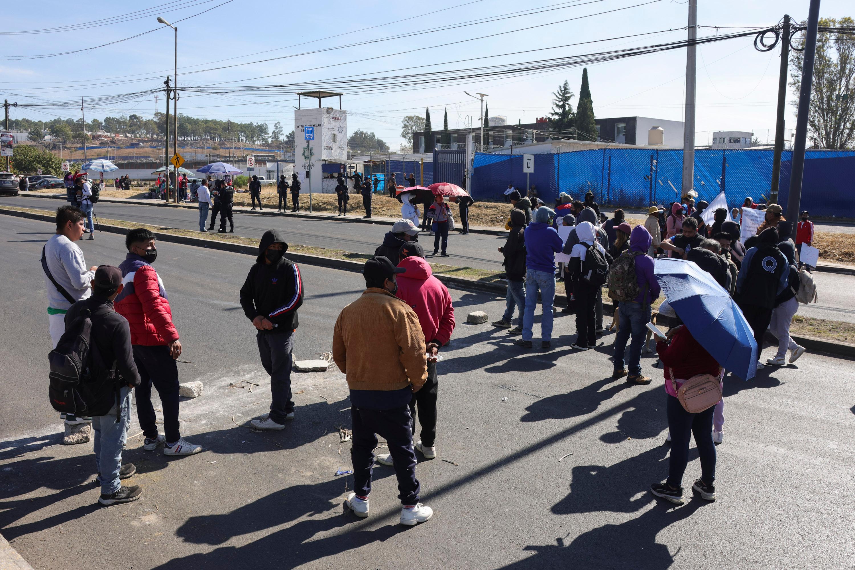 Manifestación a las afueras del Penal de San Miguel en Puebla.