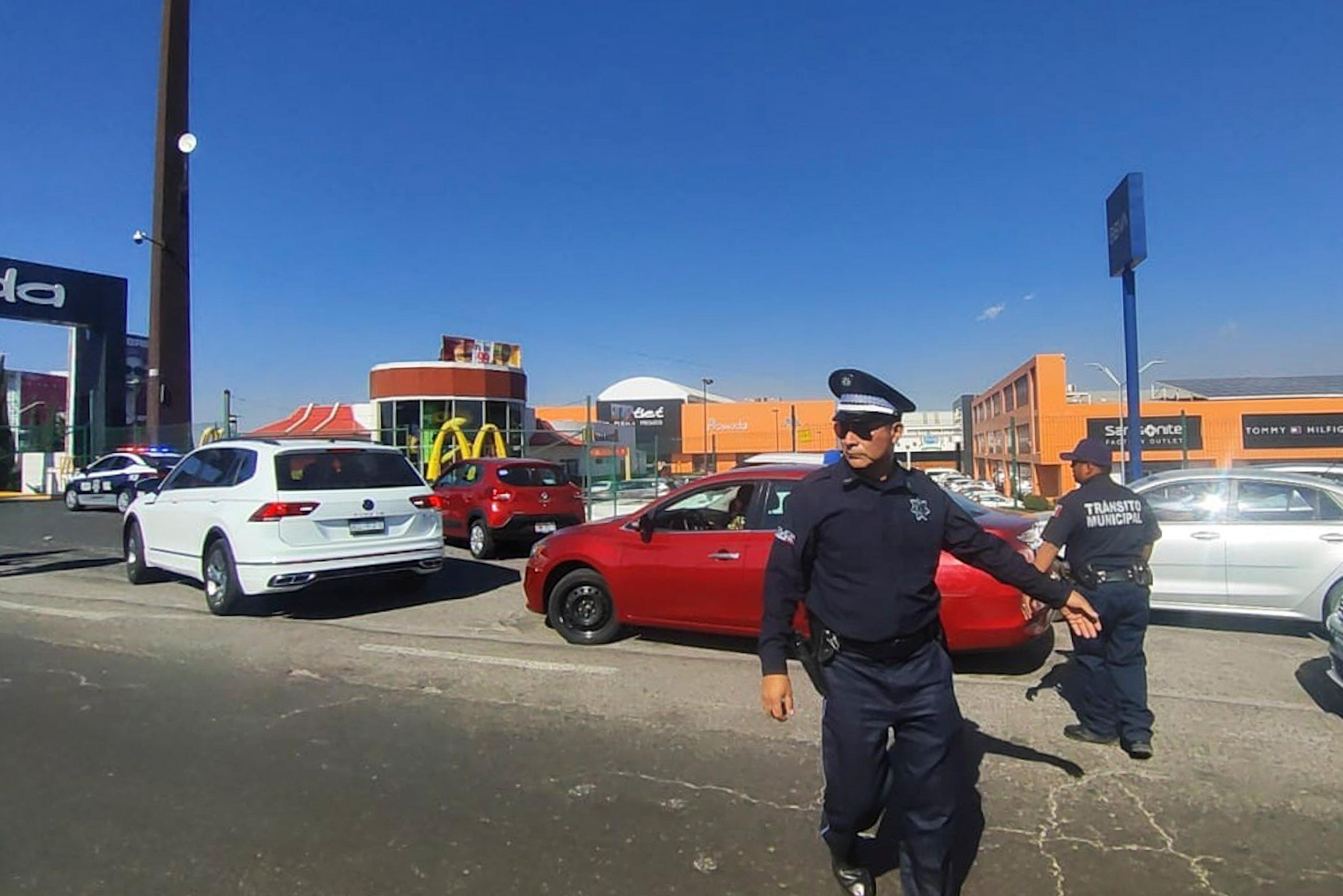 El estacionamiento del Outlet Puebla, está abarrotado en el municipio de Coronango.