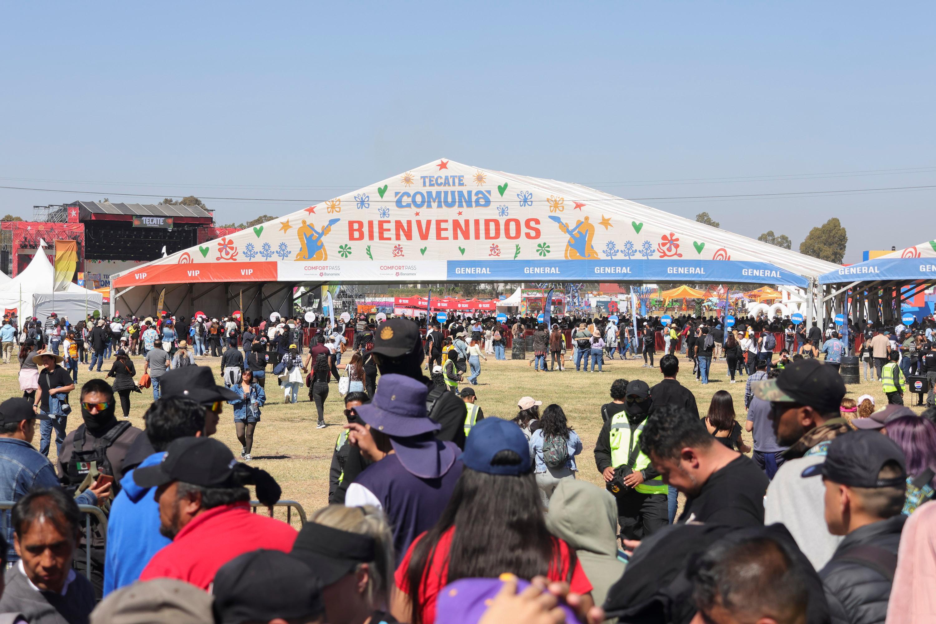 Abarrotadas las filas para entrar al Tecate Comuna 2025 en el Foro Cholula, ubicado en San Andrés Cholula.