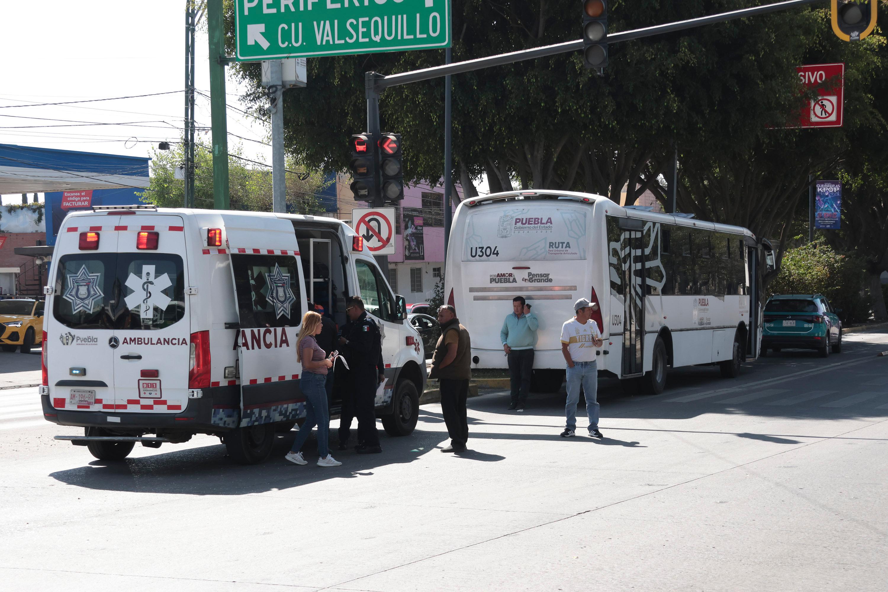 Choque entre Ruta Línea 2 y un auto particular deja un herido.