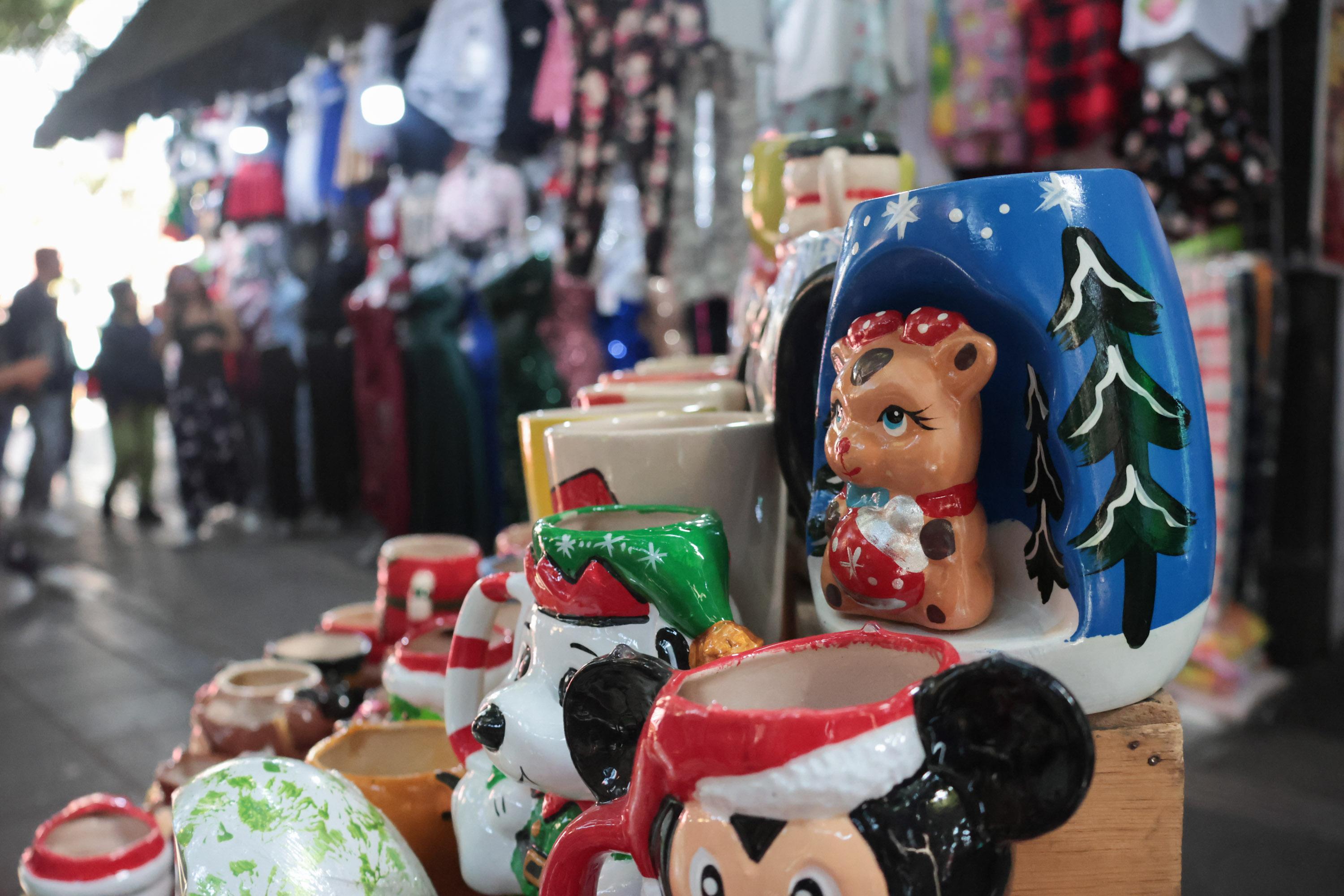 Venta de artículos navideños en el Centro Histórico de Puebla.