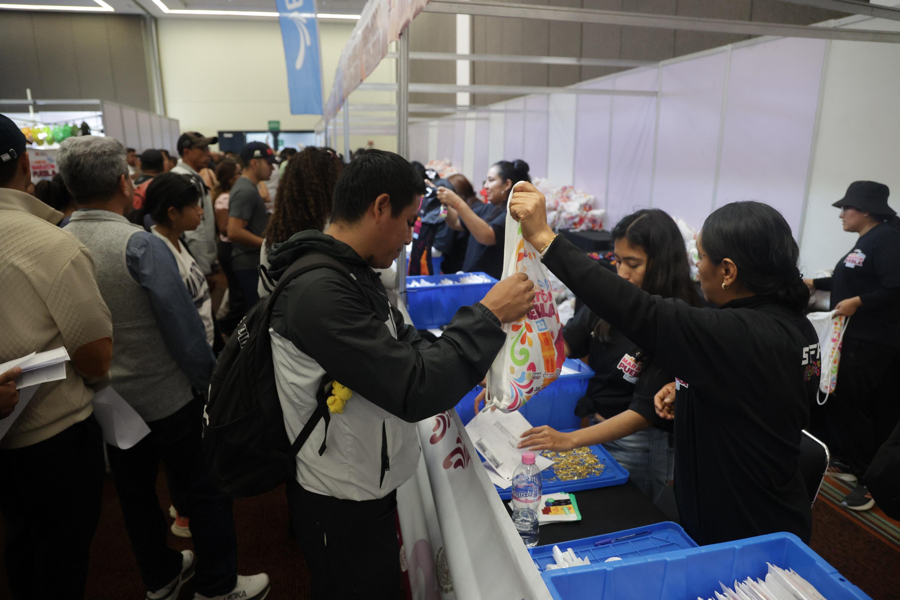Entrega de kits "Por amor al Maratón Puebla 2025".