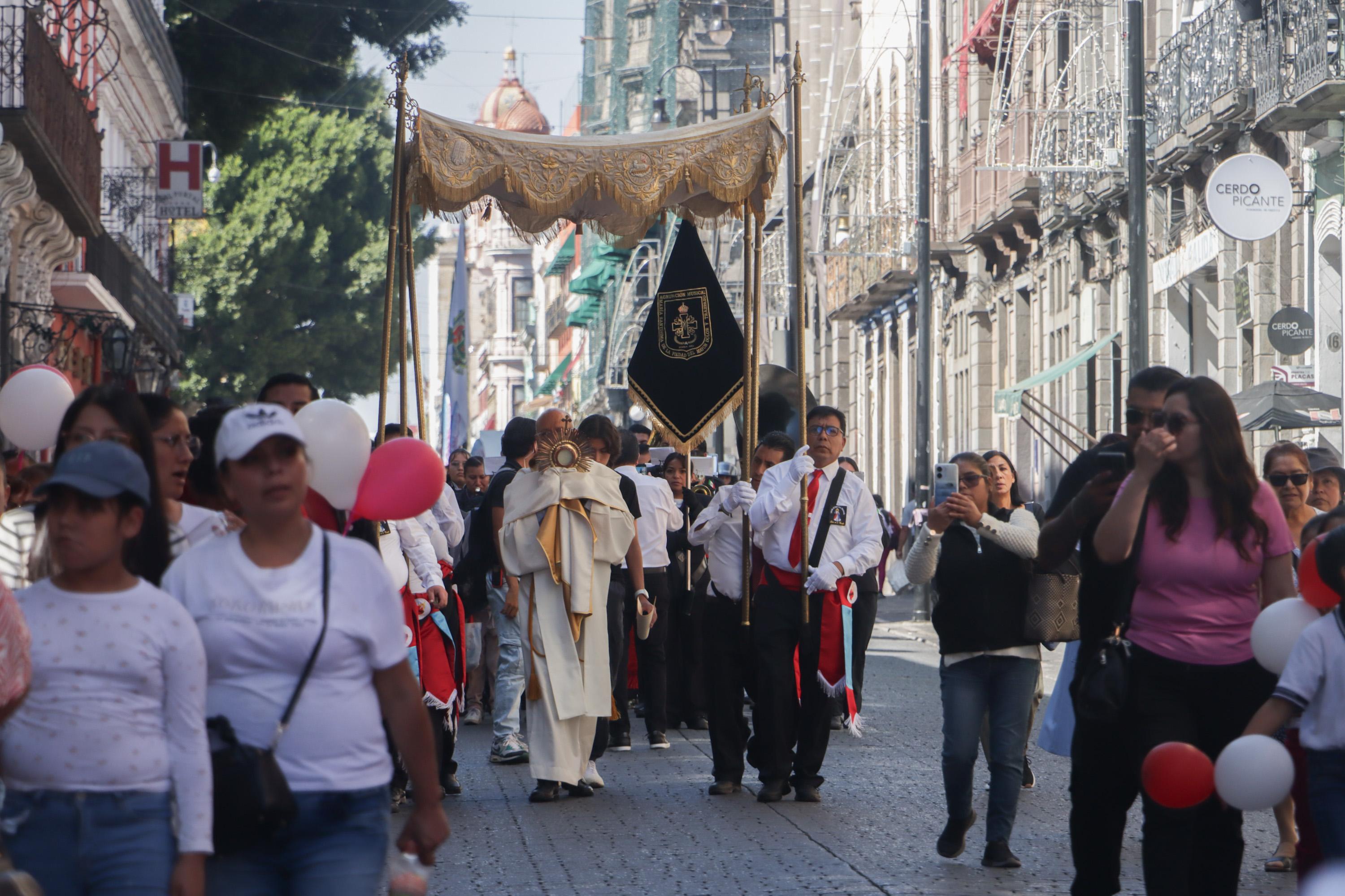 Llevan a cabo en Puebla Procesión a Cristo Rey.