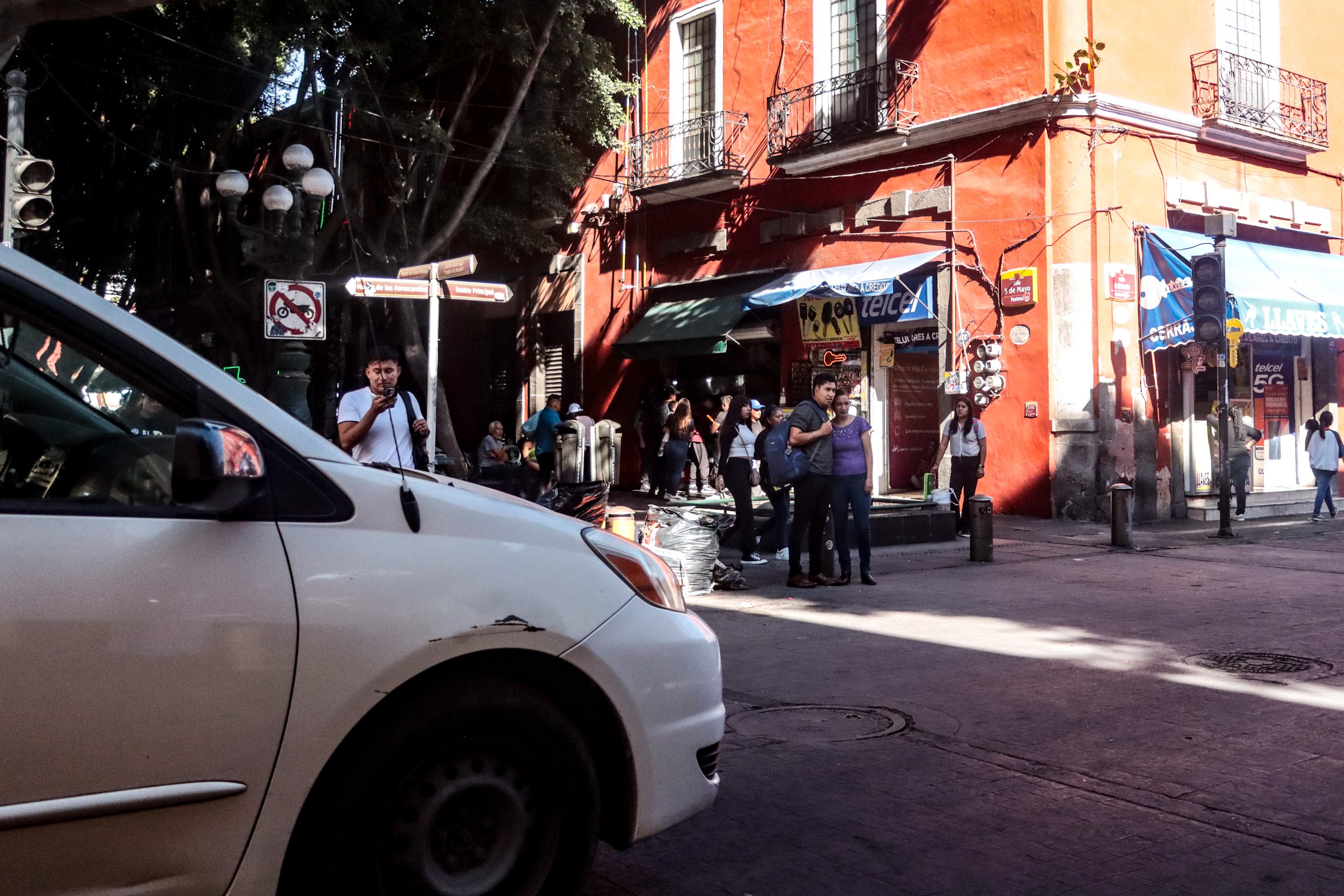 Semáforo descompuesto en la calle 8 Oriente en el Centro Histórico de Puebla.