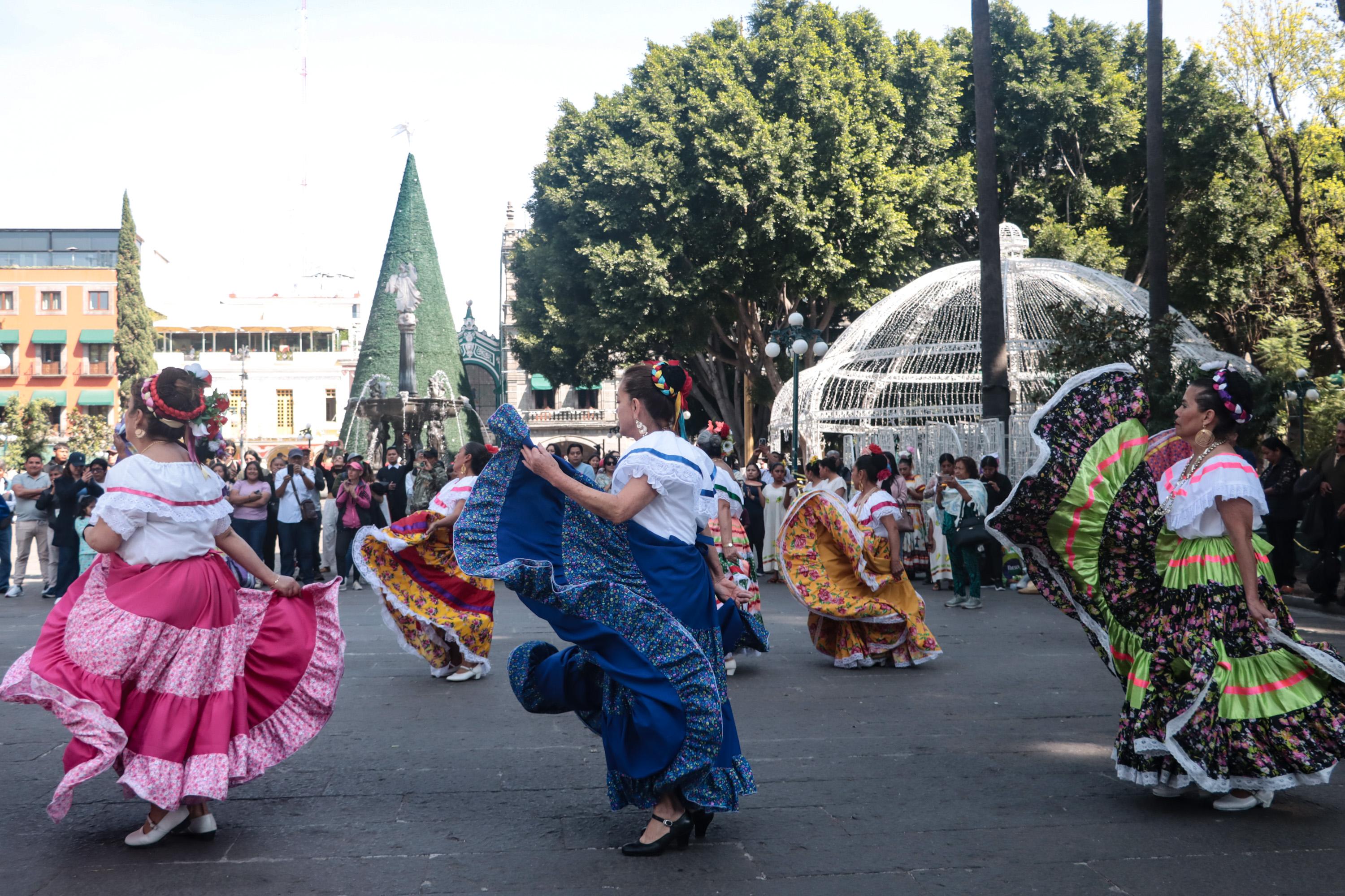 Compañías de Danza se presentan en el zócalo de Puebla.