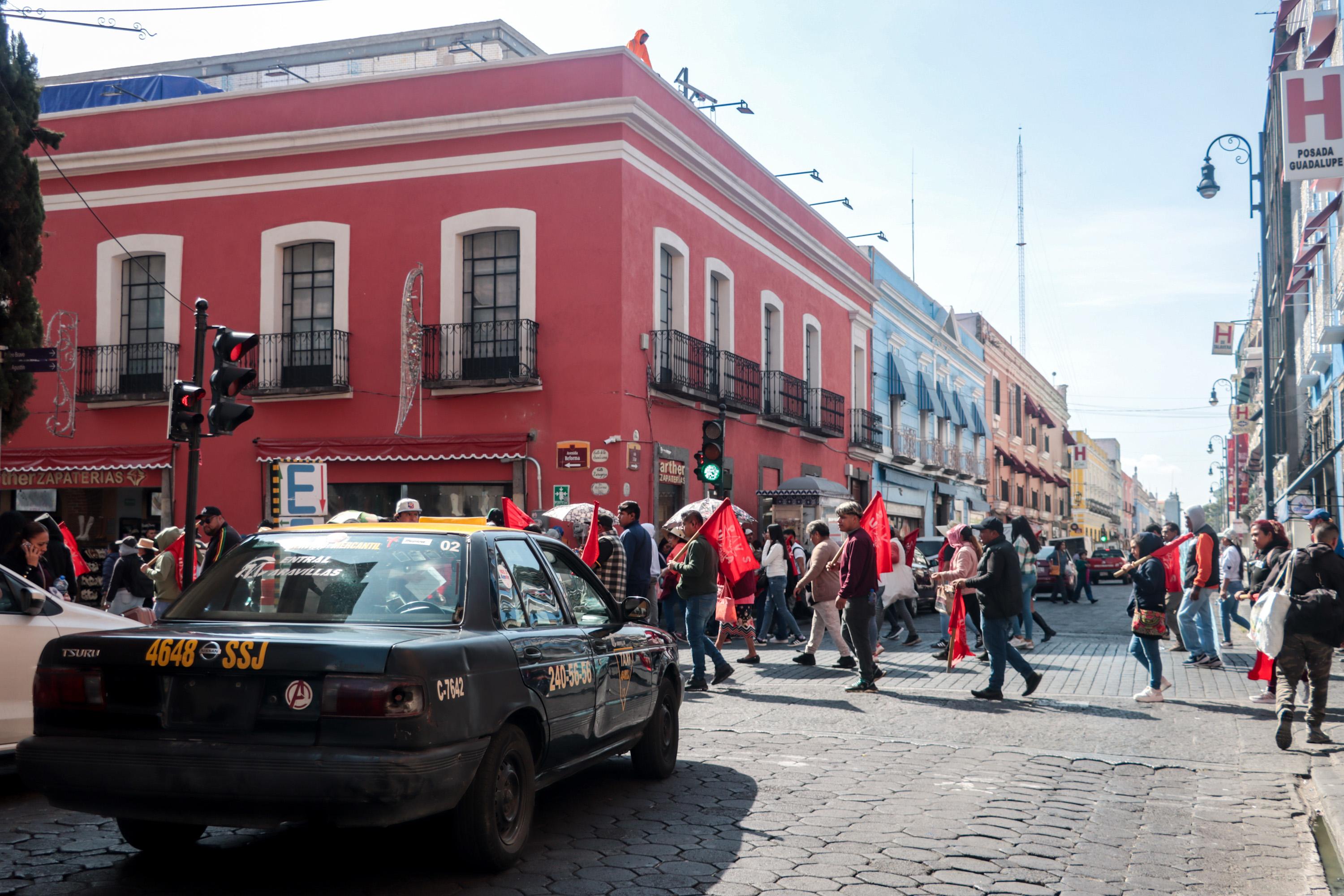 Manifestación de la 28 de Octubre provoca tráfico y cierres viales en el Centro Histórico de Puebla.