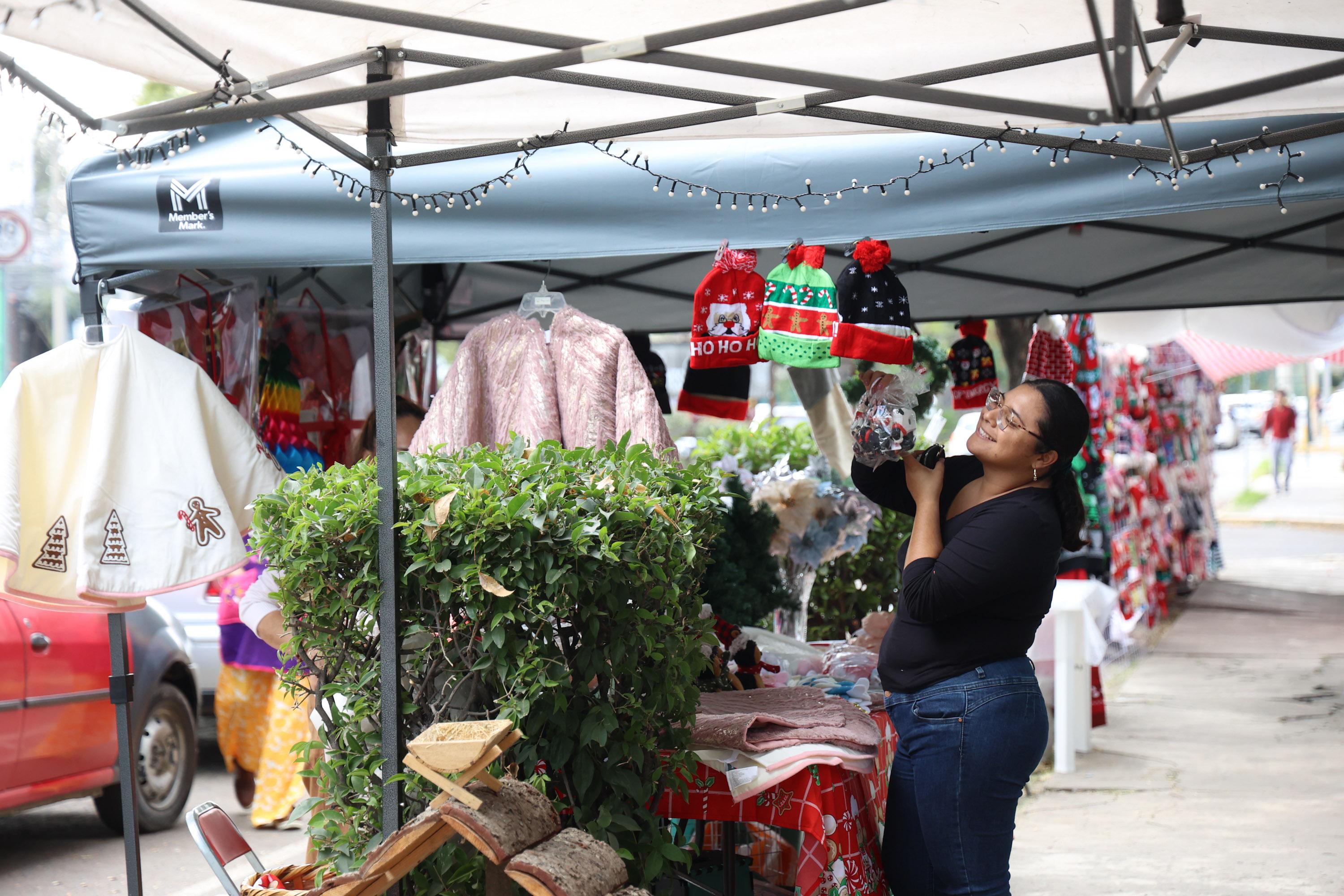 Comienza venta navideña en Puebla en el Parque Enrique Benítez Reyes.