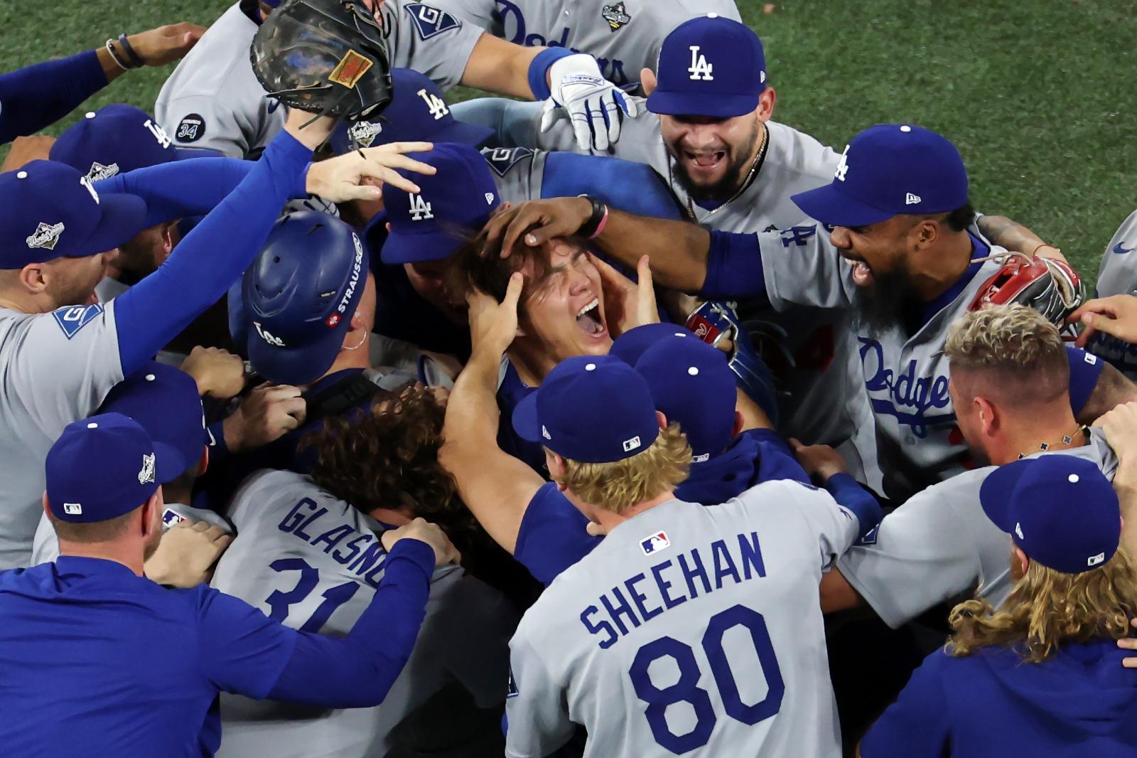 Los Dodgers son bicampeones en las Grandes Ligas al ganar 5-4 a Toronto.