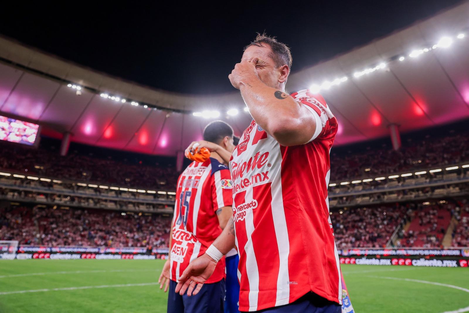Javier Hernández se despide con un gol y llorando.