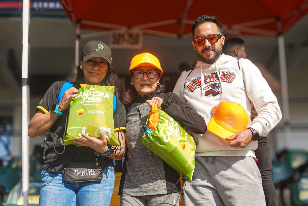 Atletas acuden a recoger su kit para la Segunda Carrera Pericos.