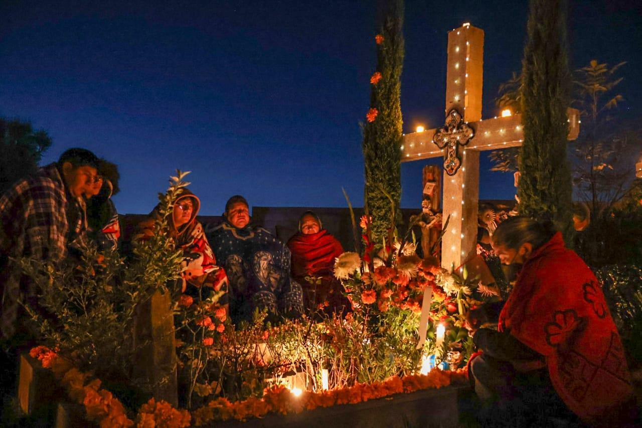 El panteón de San Isidro Buen Suceso se ilumina con fe y recuerdos.