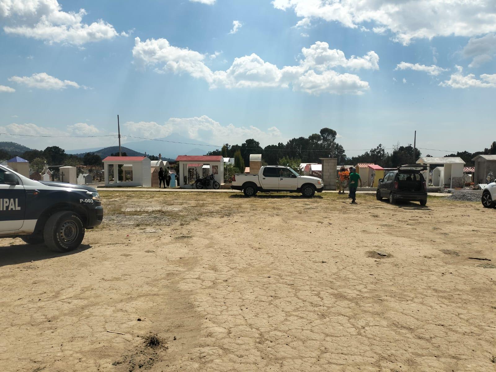 Policía Municipal de Tetla refuerza operativo de seguridad en panteones por festividades de Día de Muertos.