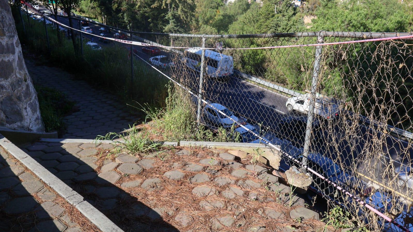 Vecinos alertan riesgo por deslave y daño en escaleras en Ocotelulco.