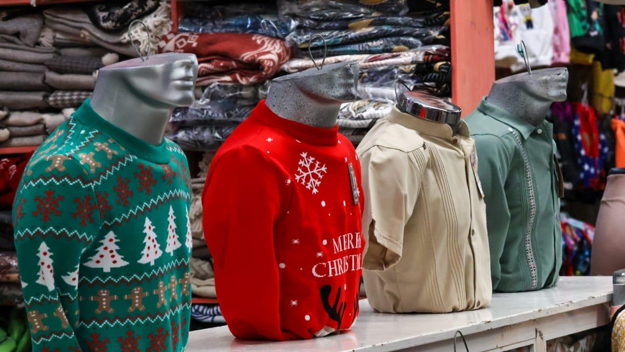 ¡Para el frío! Comerciantes de Chiautempan se alistan para el inicio de la temporada de frío.