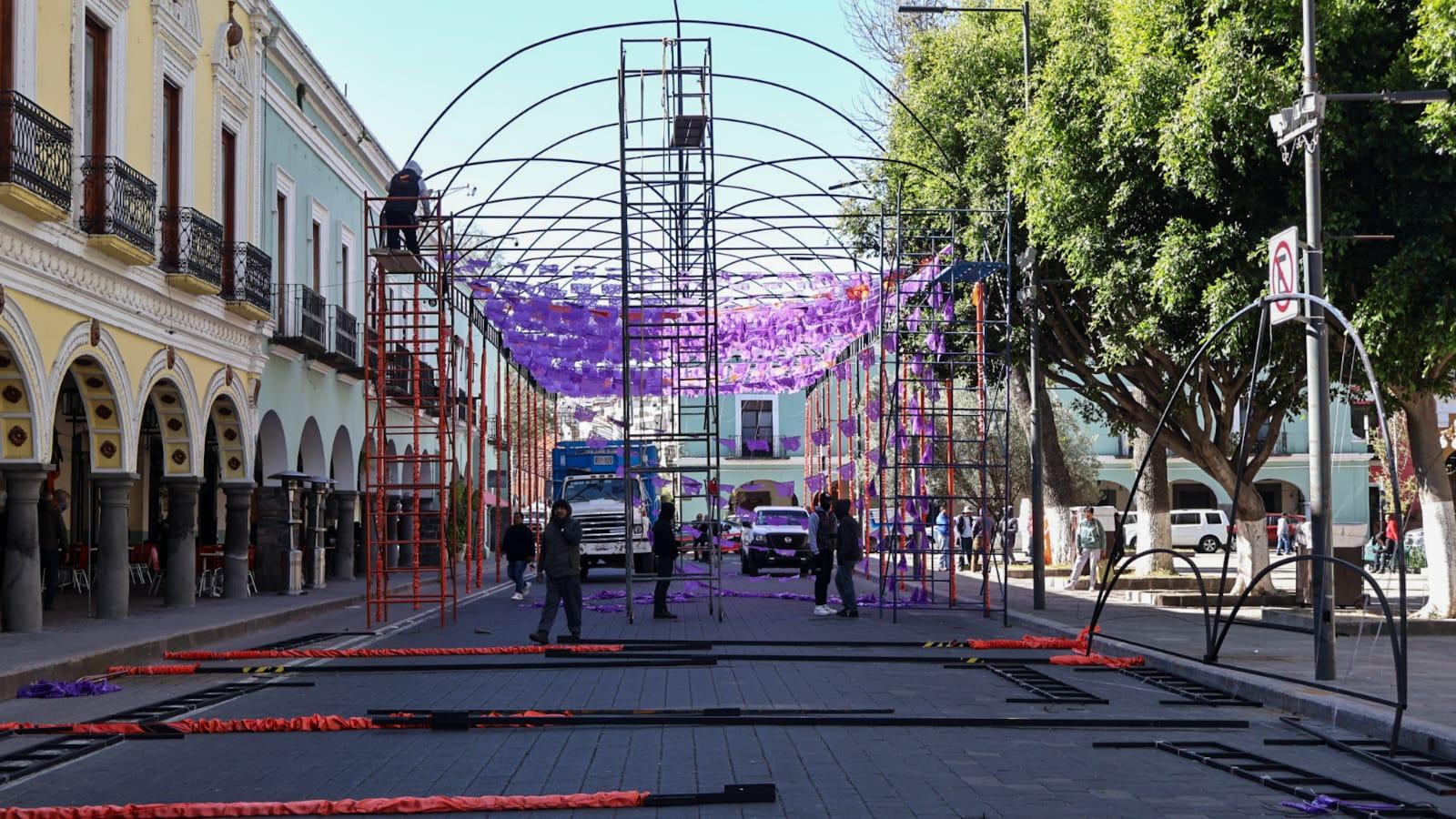Se mantiene cerrada calle principal de la plaza de la Constitución, en Tlaxcala, por retiro de estructuras.