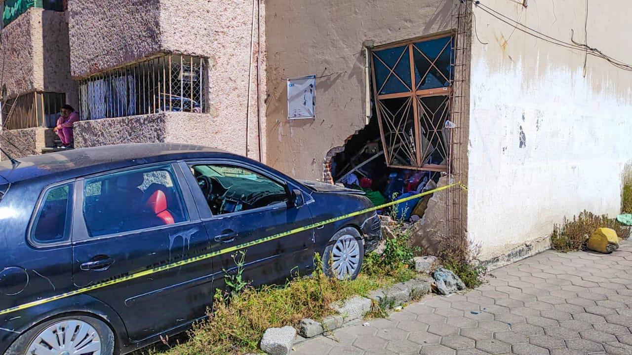 Vehículo se impacta contra domicilio en El Llanito en Chiautempan, Tlaxcala, un hombre resulta lesionado.