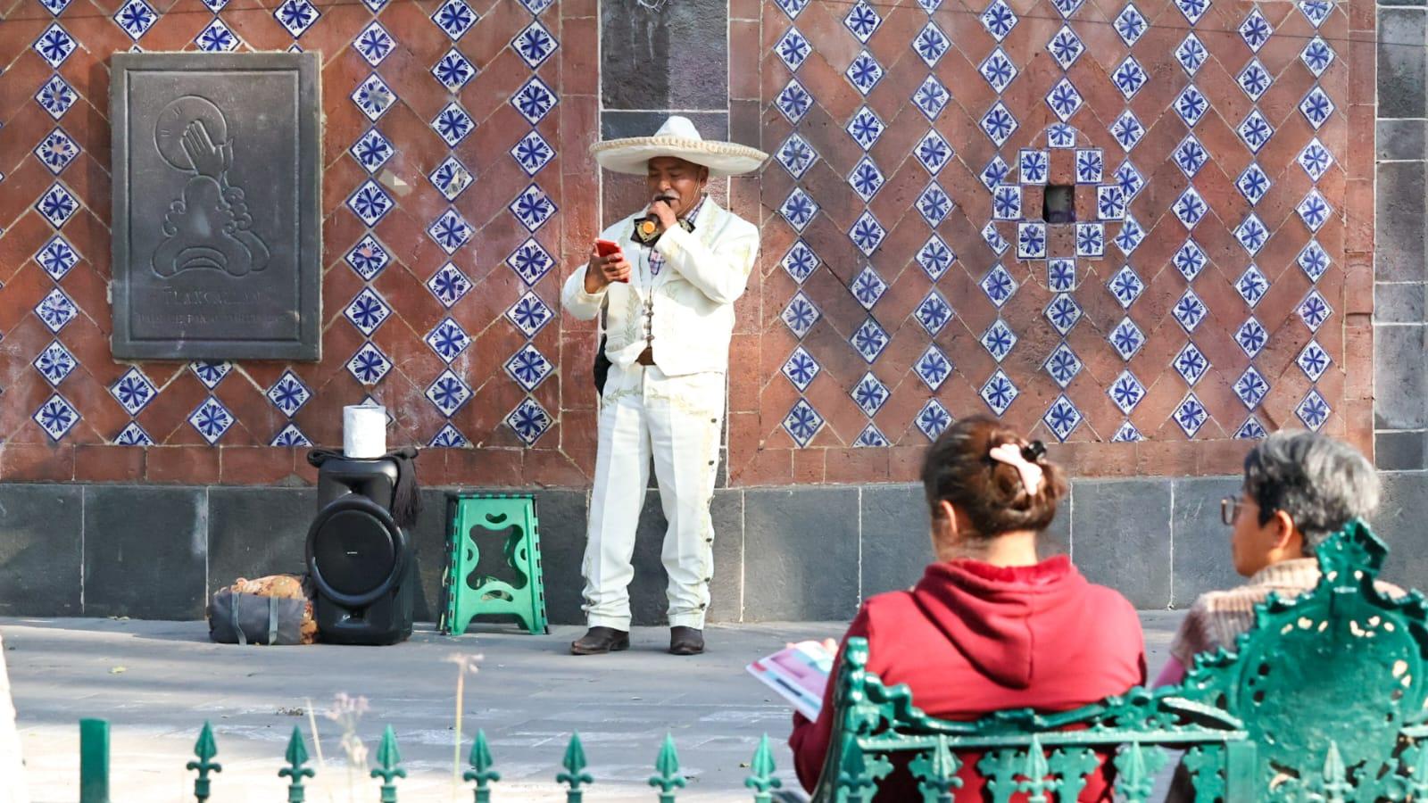 Mariachi de Tlaxcala emociona al público en el Centro Histórico.