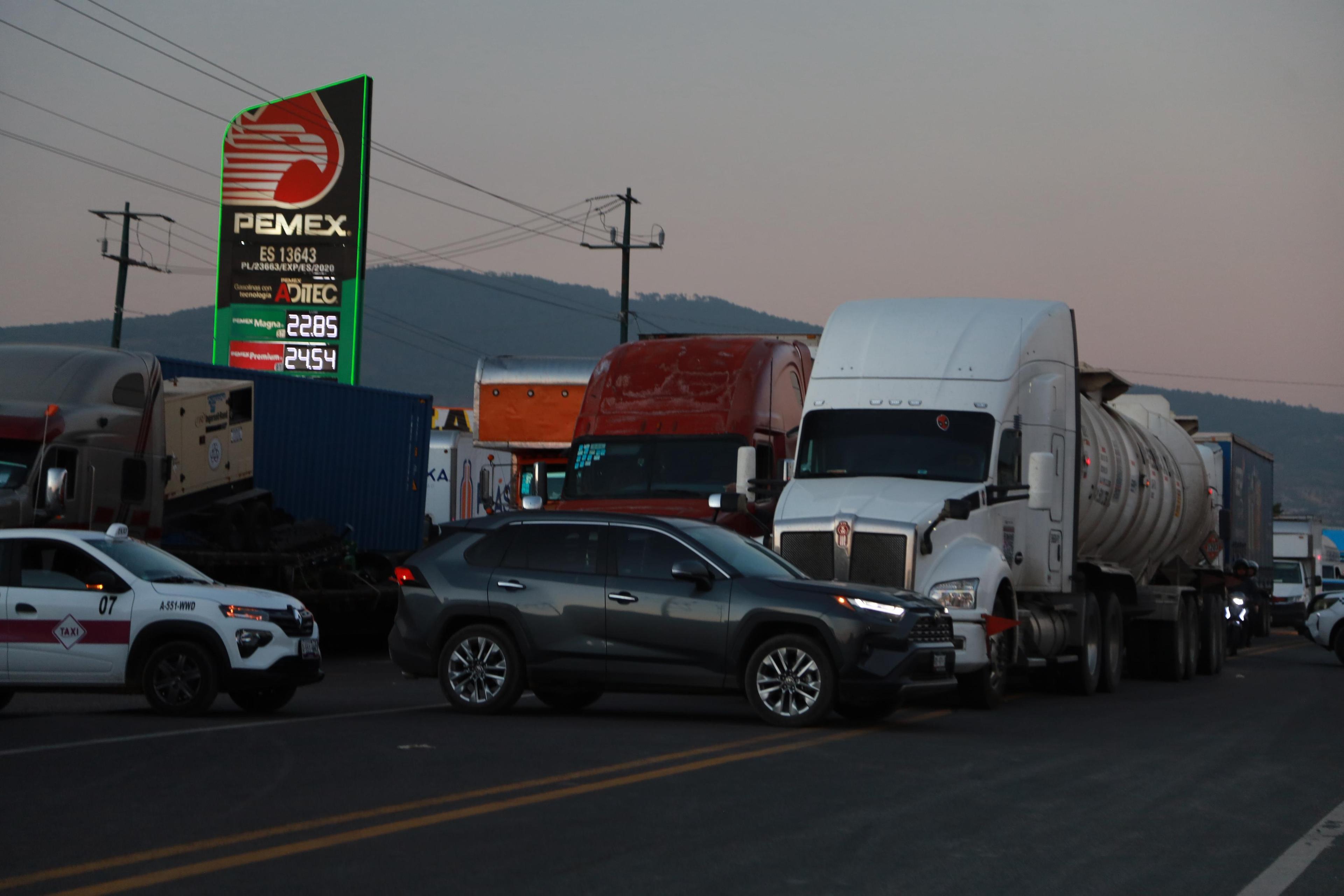 Se mantienen bloqueos carreteros de transportistas y campesinos en al menos 10 puntos del país.