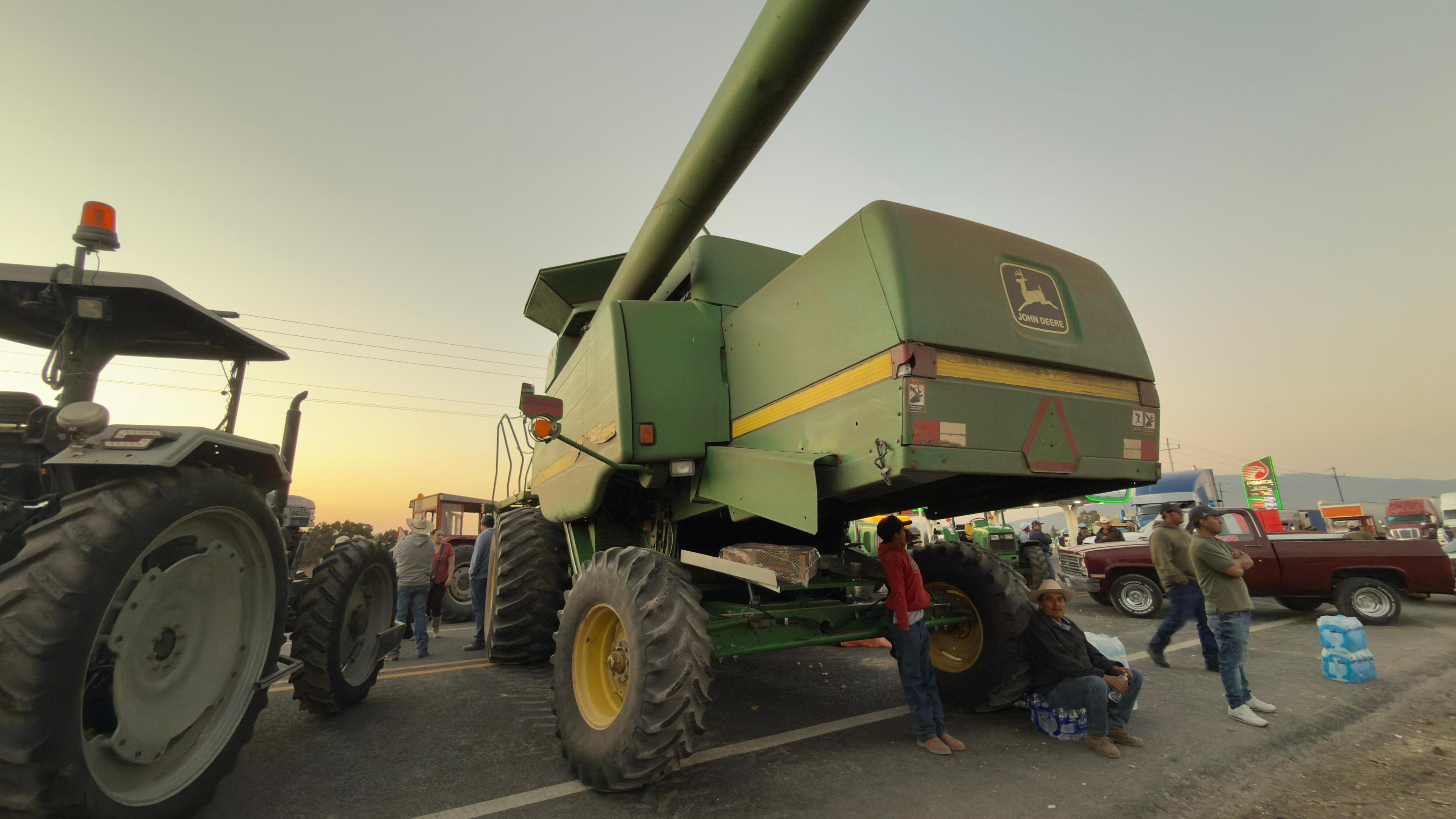 Se mantienen los bloqueos carreteros en varios estado del país.