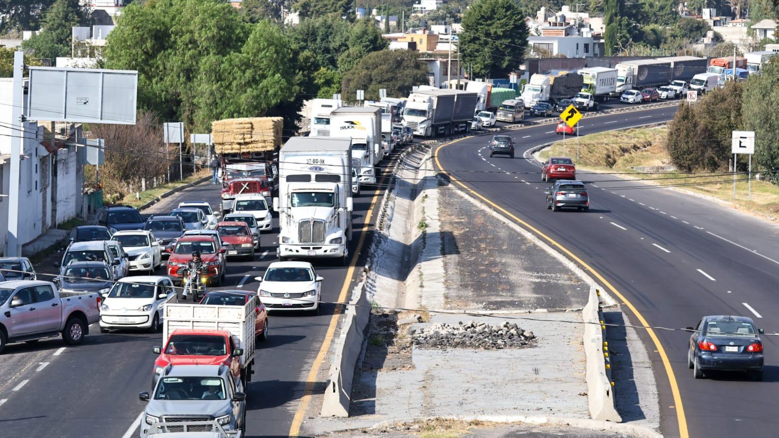 Tráfico intenso en la Tlaxcala–Apizaco por maniobras tras volcadura.