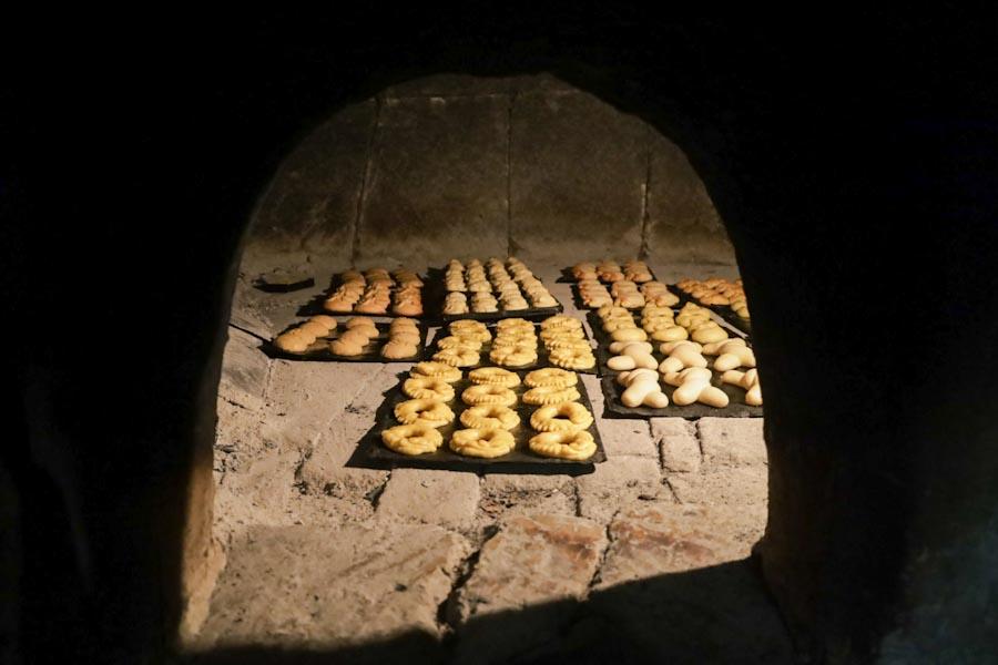 Inevitablemente cuando mencionamos esta celebración pensamos en las ofrendas, la flor de cempasúchil y el atractivo culinario: el pan de muerto.