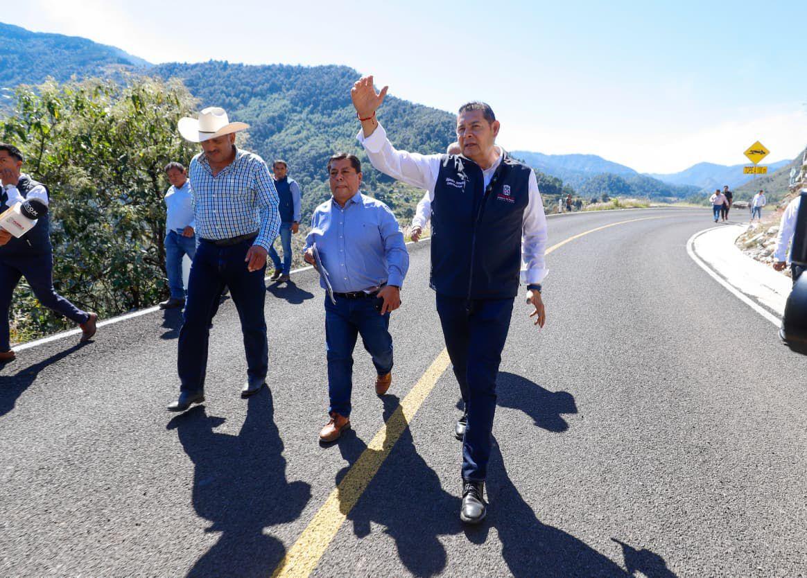 Avanza Carretera Interserrana, obra que conectará la Sierra Norte: Armenta.