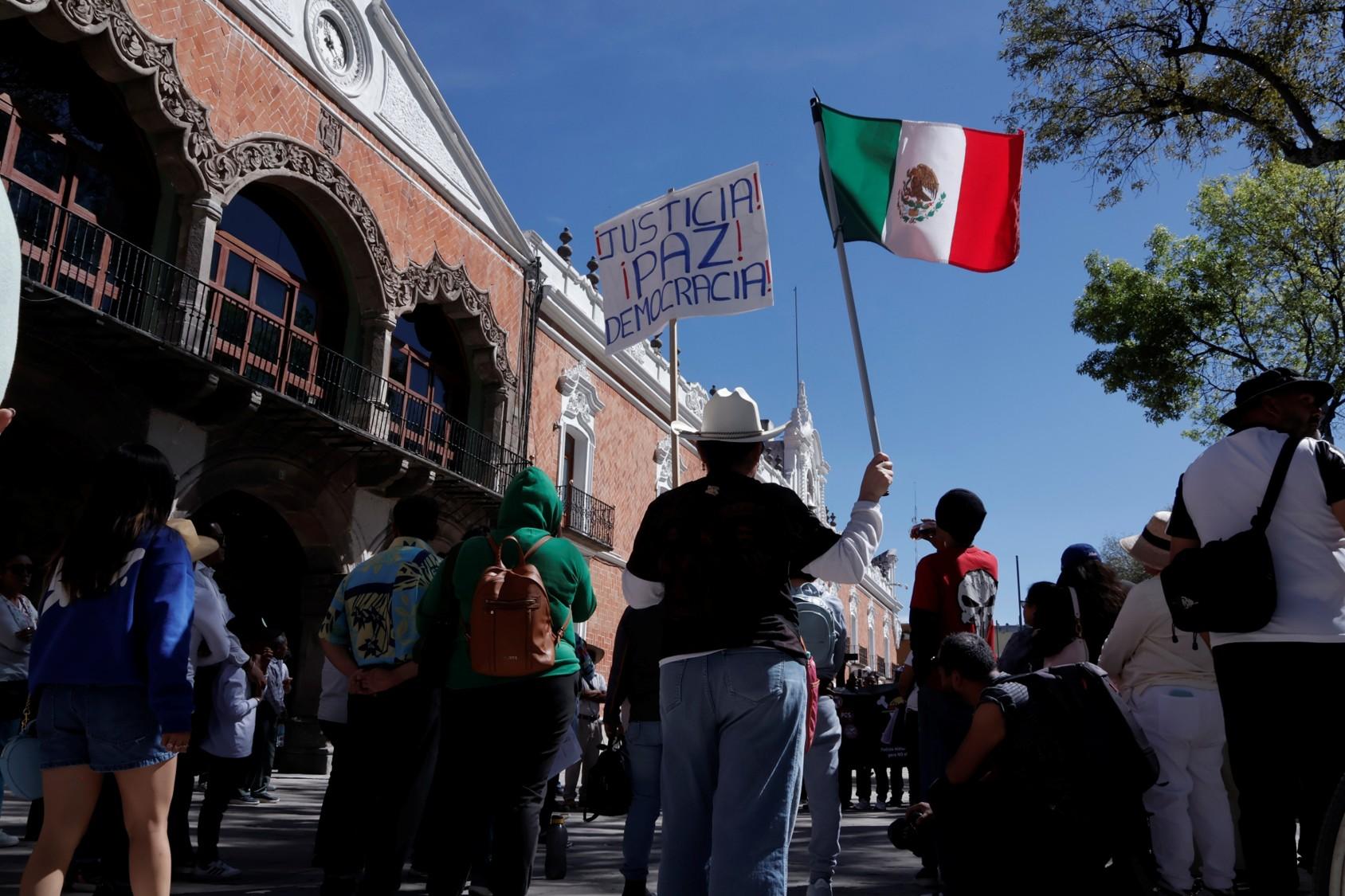 Tlaxcaltecas se suman a la marcha nacional del 15 de noviembre.