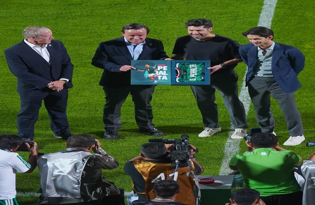 Merecido homenaje de la FMF a Oribe Peralta.