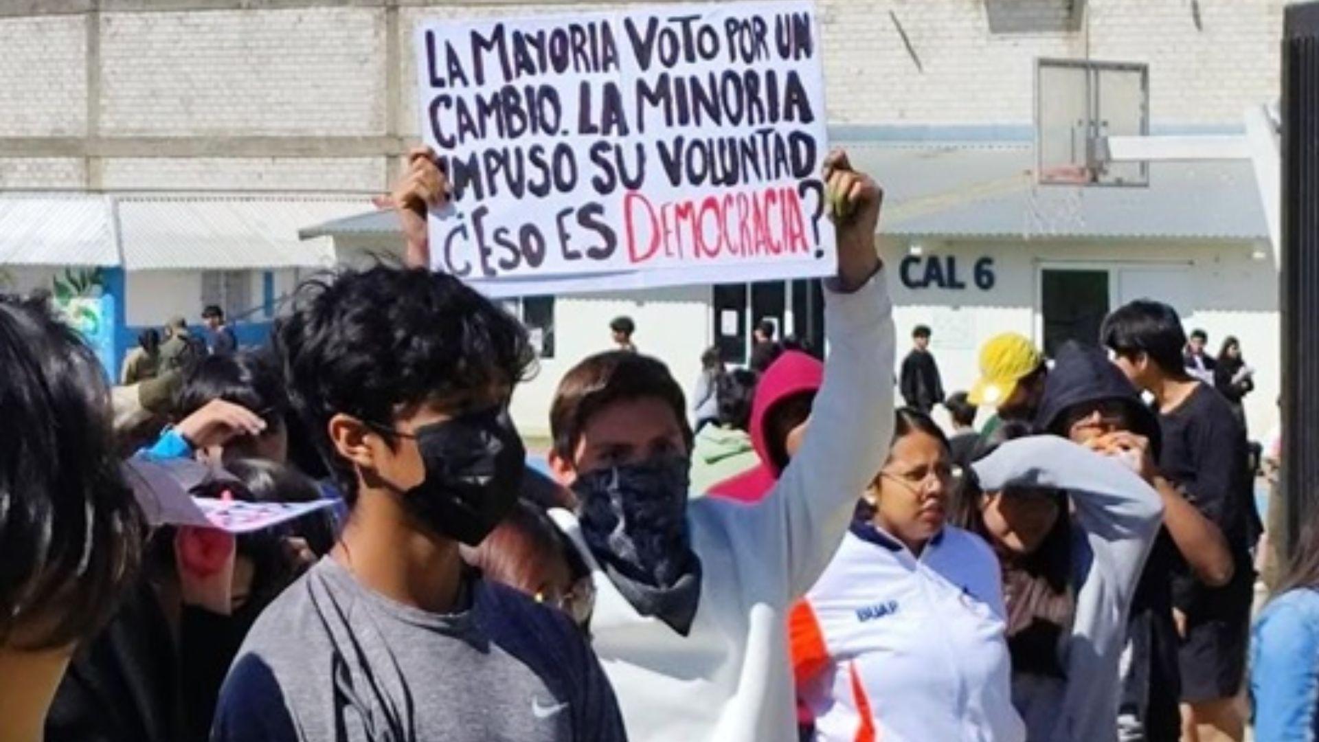 Alumnos de la Preparatoria Calderón exigen que la directora reelecta renuncie