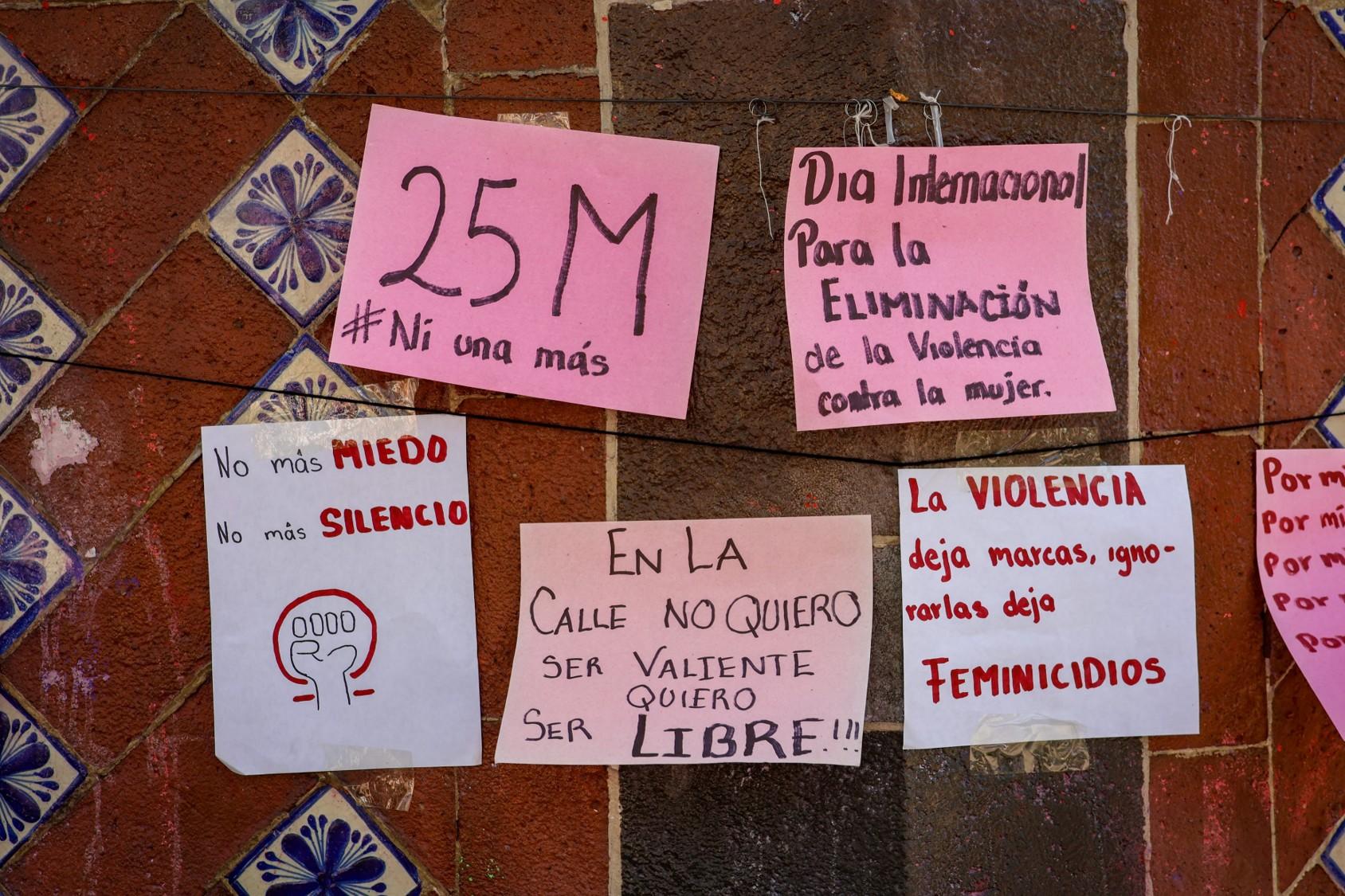 Colectivos realizan actividad por el 25N en el centro de Tlaxcala.