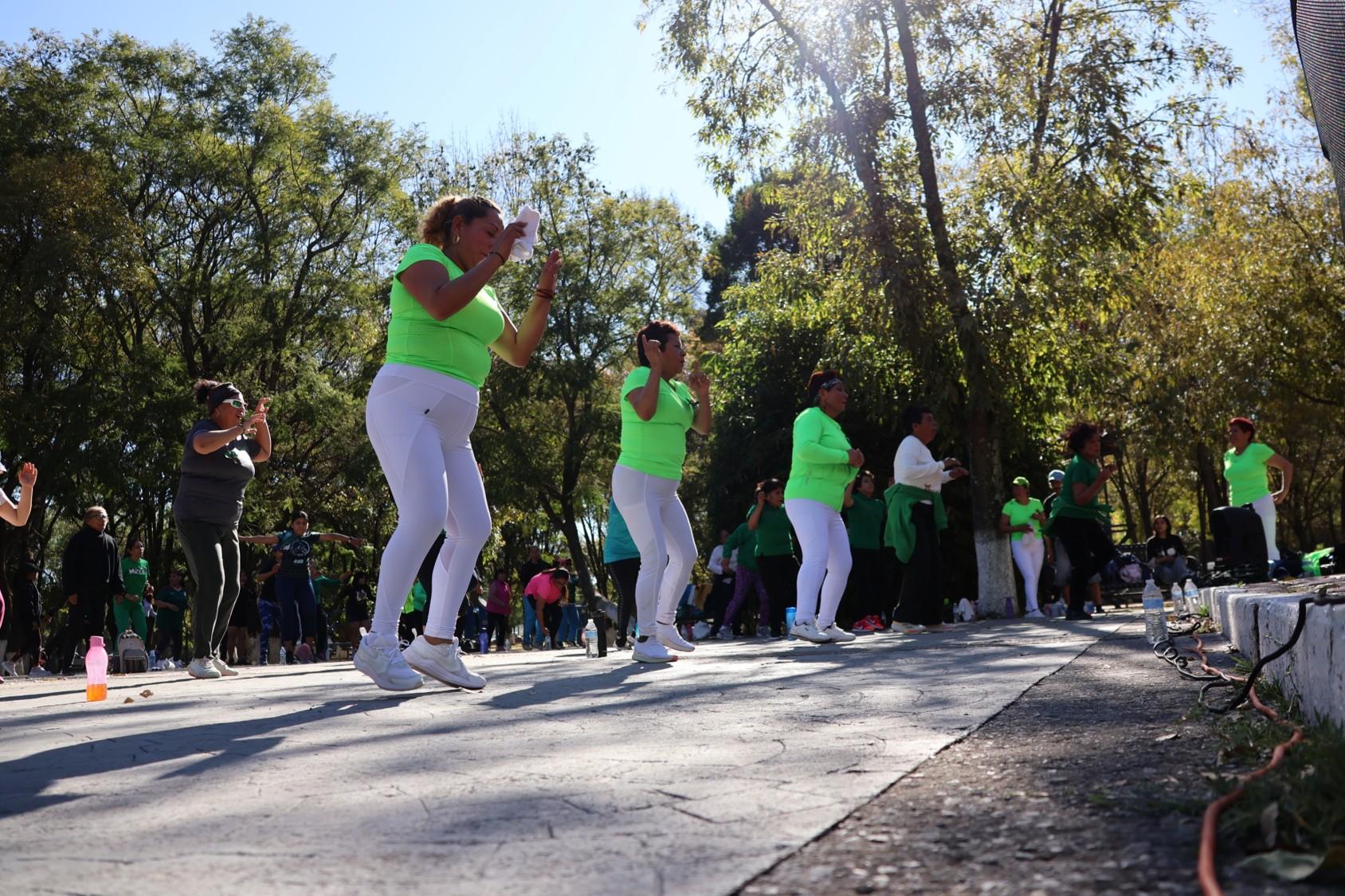 Clase de bailoterapia en defensa del Parque de la Juventud en Tlaxcala.