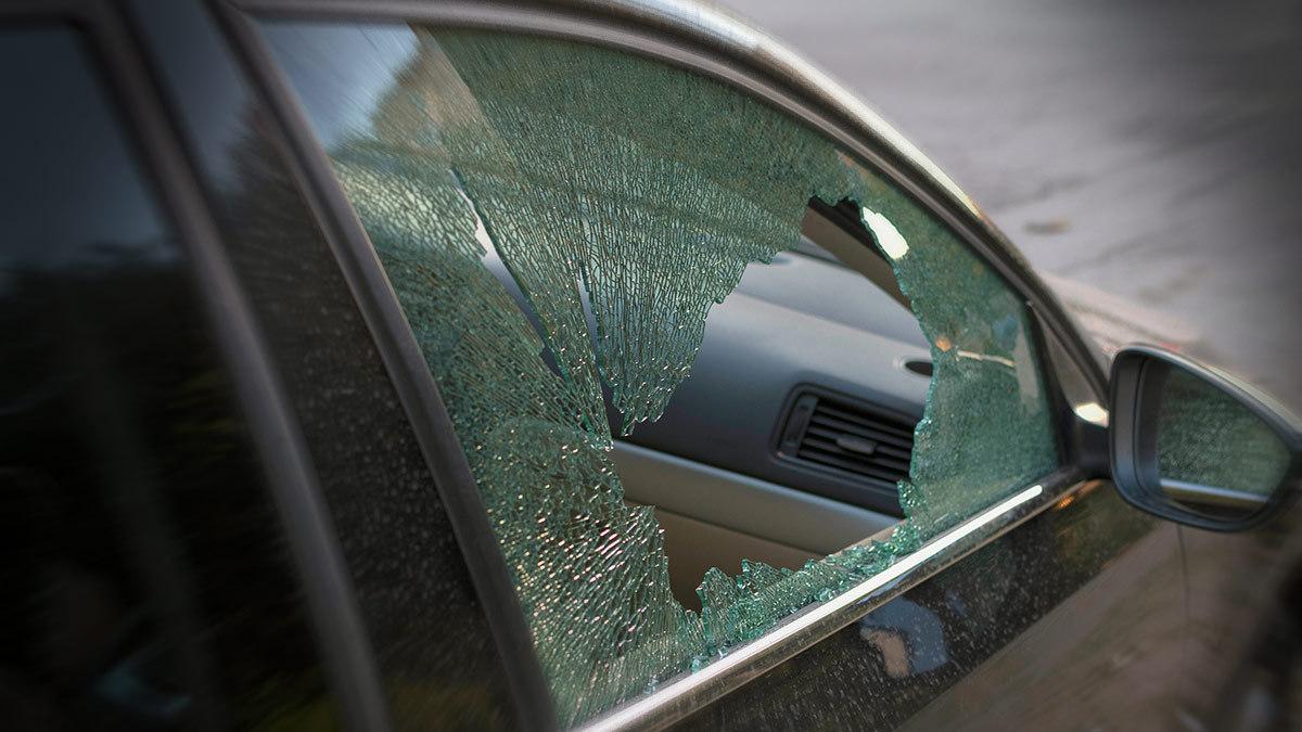 Alumno de UPAEP denuncia robo de sus pertenencias y un cristalazo a su auto en inmediaciones de la universidad 