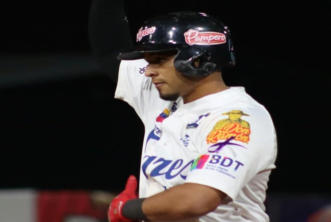 Cedrola se fue de 5-4 con cuadrangular, pero Aragua cayó 9-6 ante los Leones del Caracas.