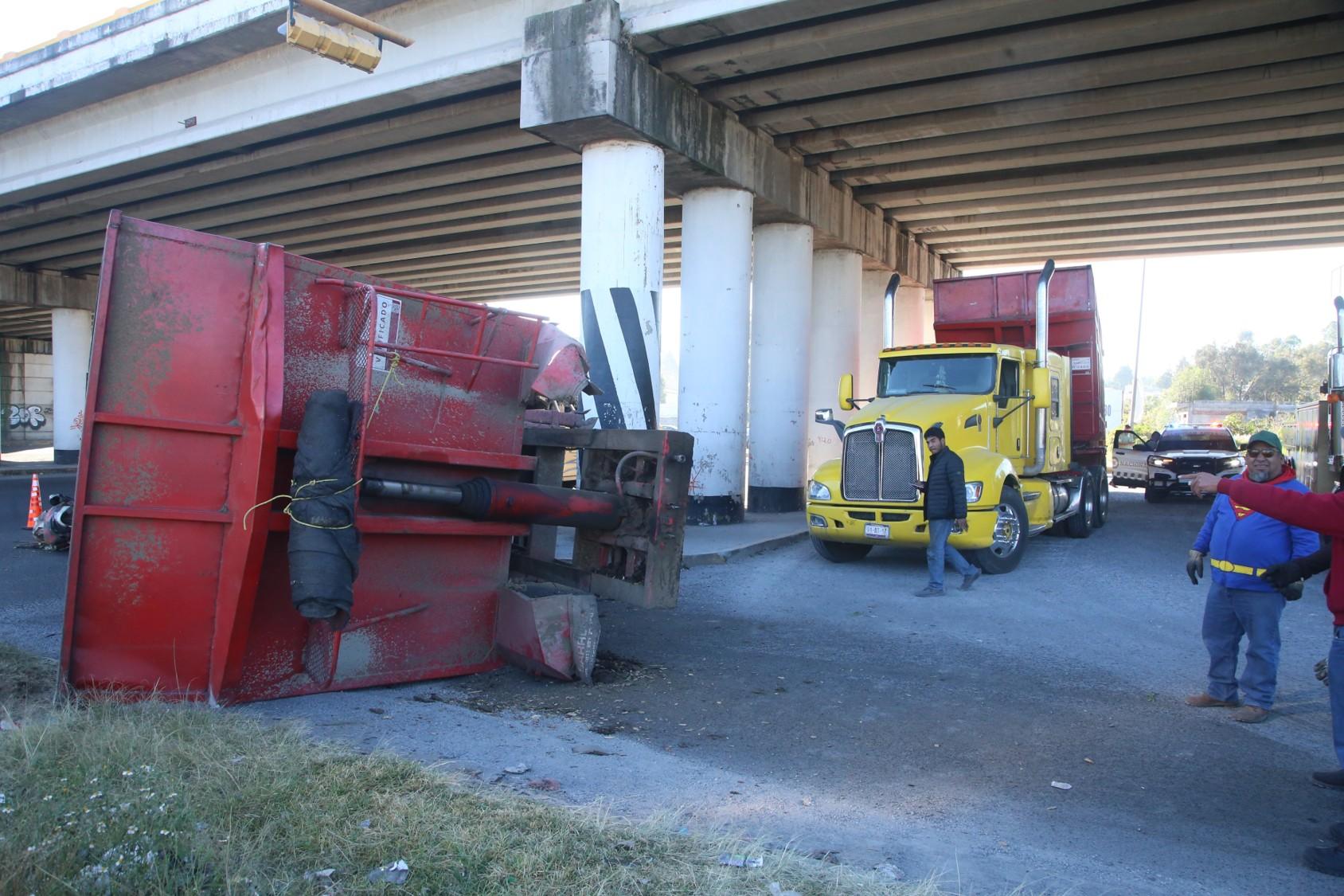 Vuelca tráiler bajo puente en Acuitlapilco, Tlaxcala.