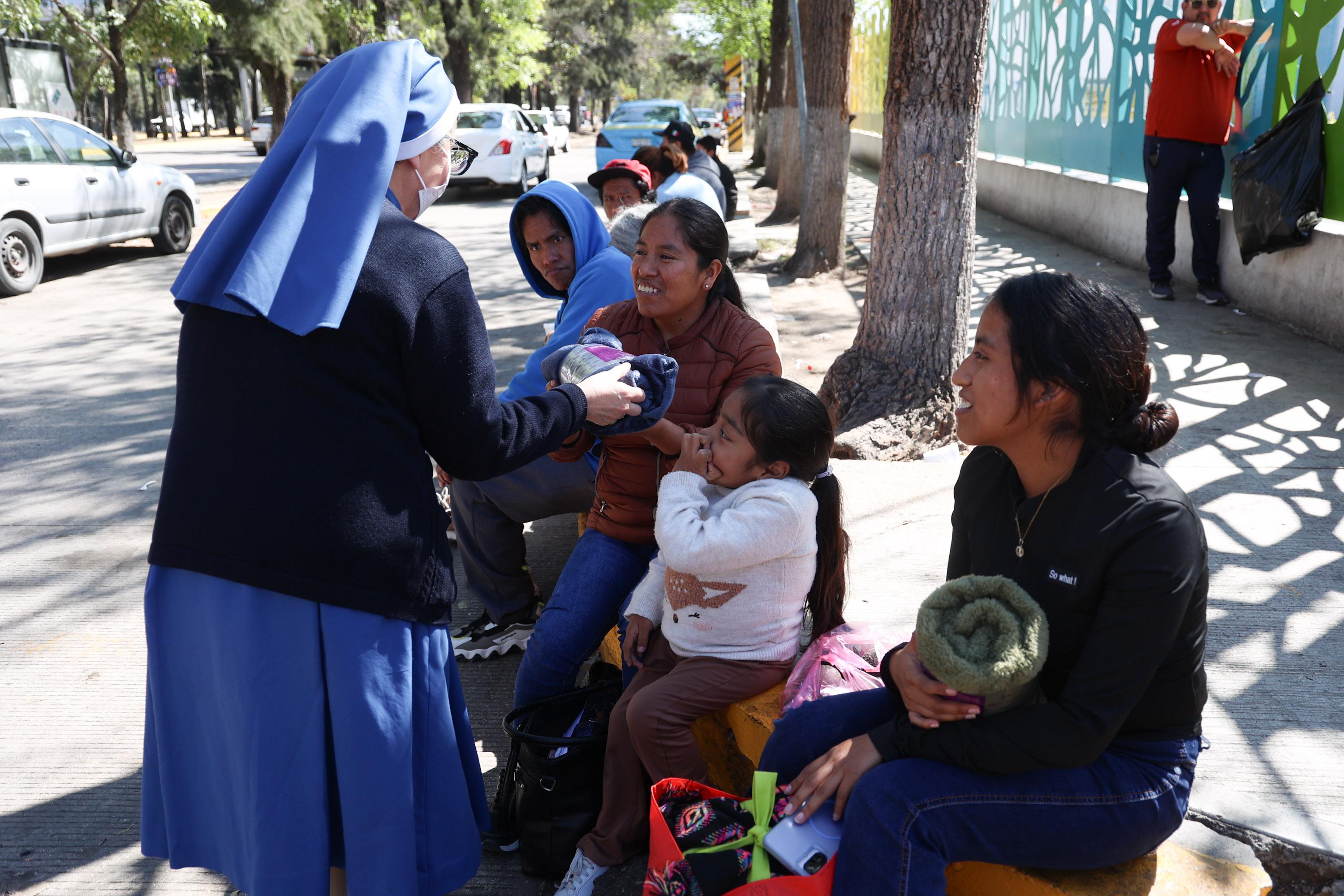 Familias comparten esta Navidad en los hospitales de Puebla.