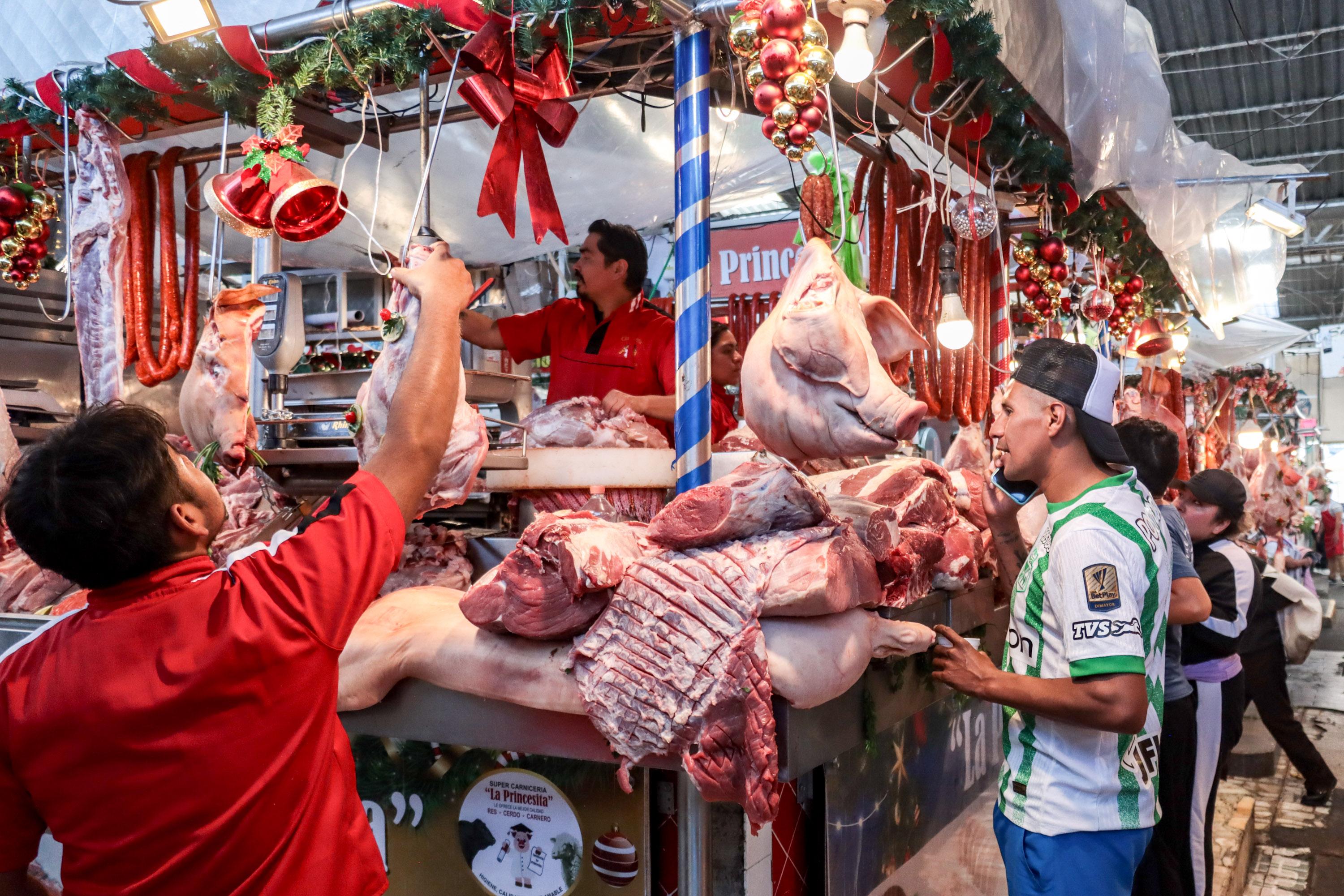 Compras de última hora en los mercados de Puebla para la Cena de Navidad.