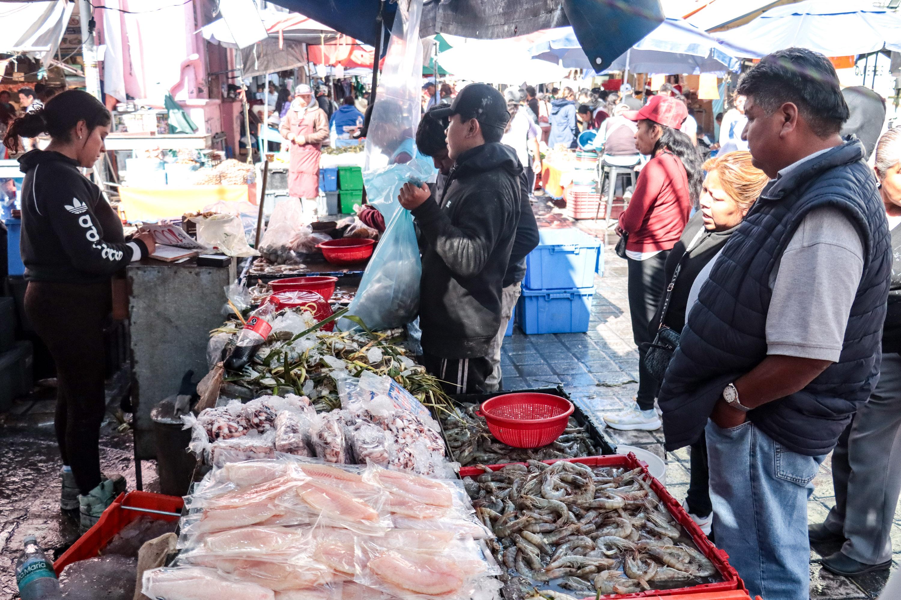 Venta de mariscos para la Cena Navideña entre las familias poblanas.