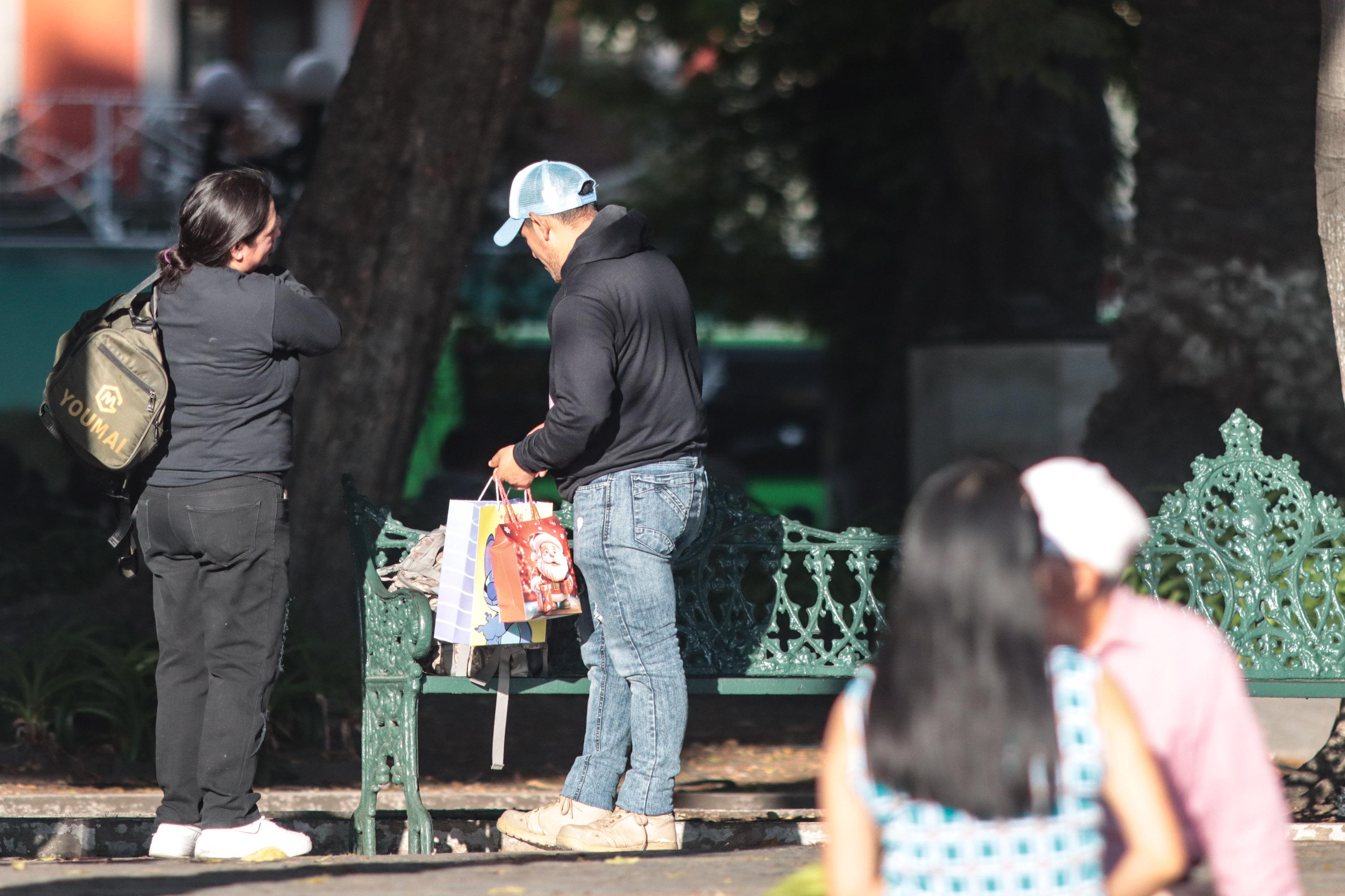 Compra de regalos navideños de última hora en la ciudad de Puebla.