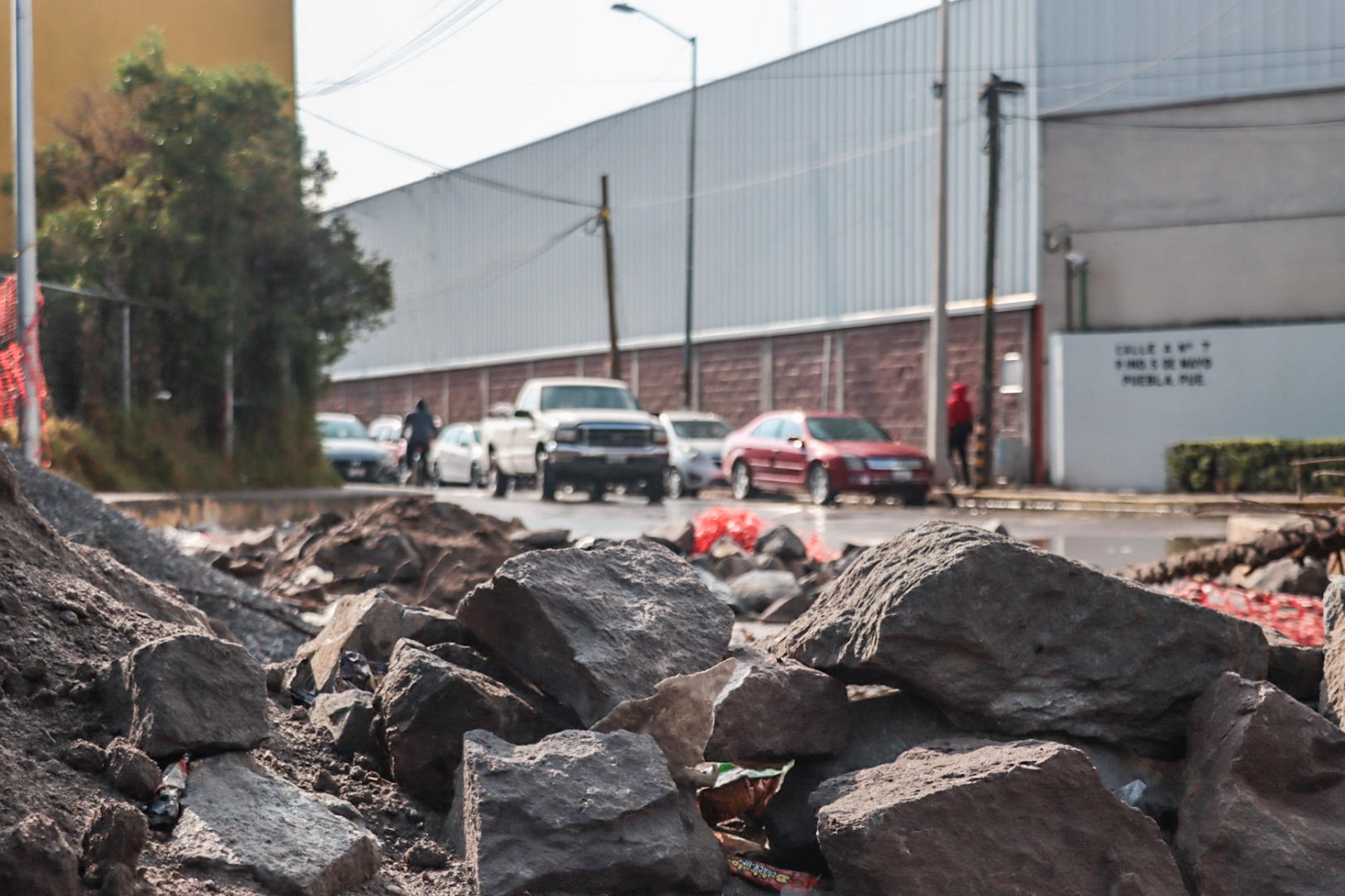 Puente cerrado por escombro en San José Los Cerritos en la ciudad de Puebla.