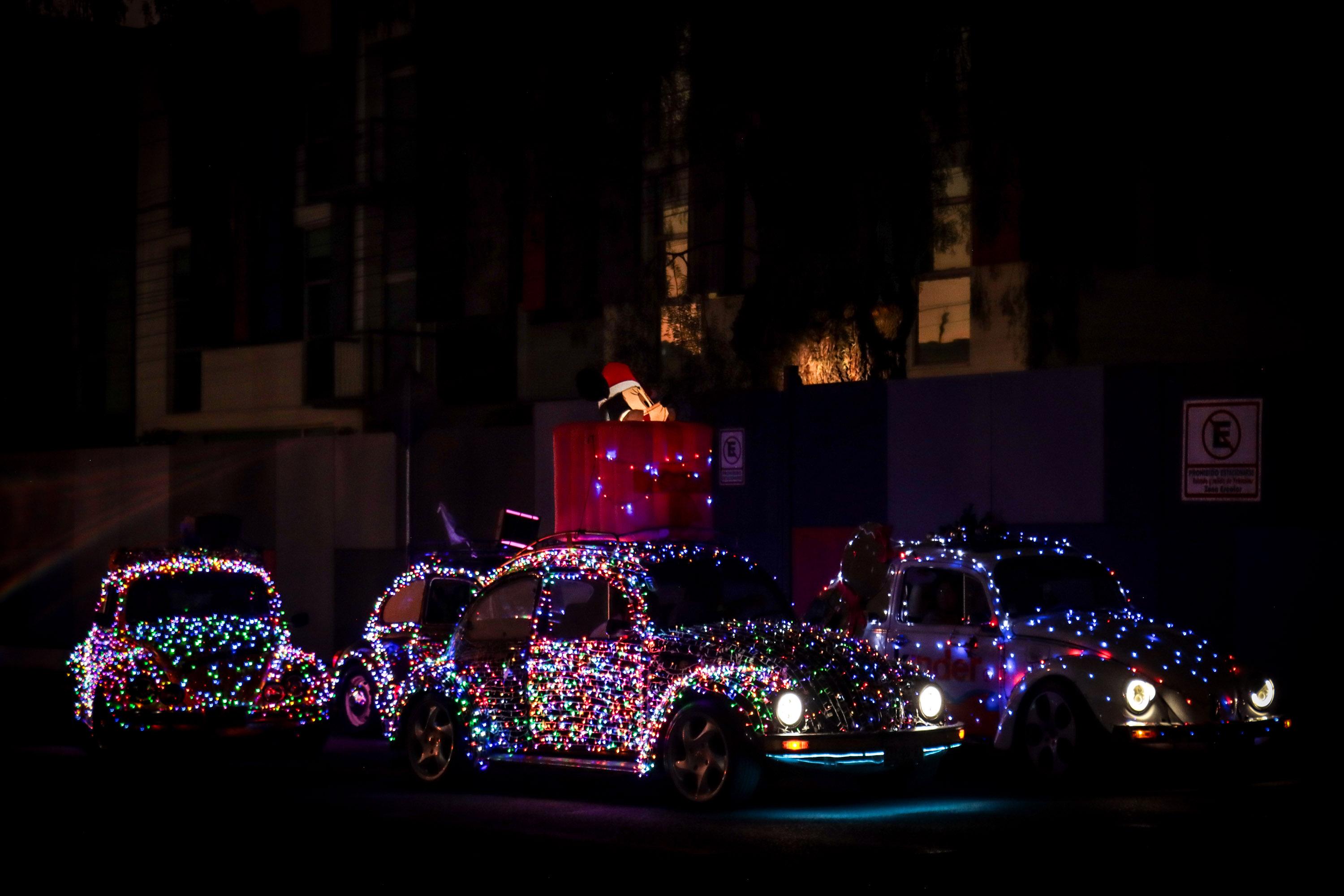Caravana de Vochos iluminan las calles de Puebla.