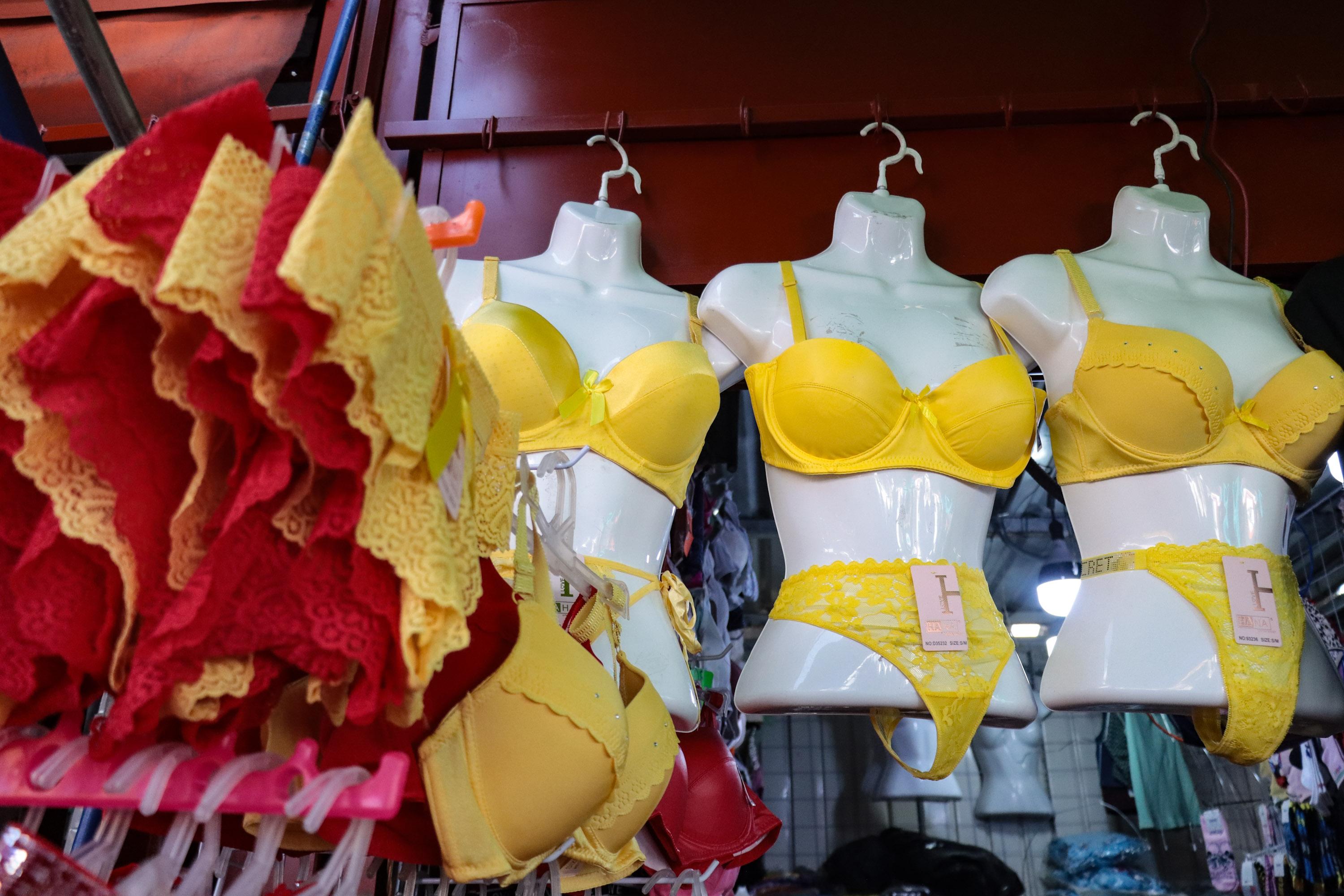 Lencería roja y amarilla para recibir el año nuevo en Mercado 5 de Mayo.
