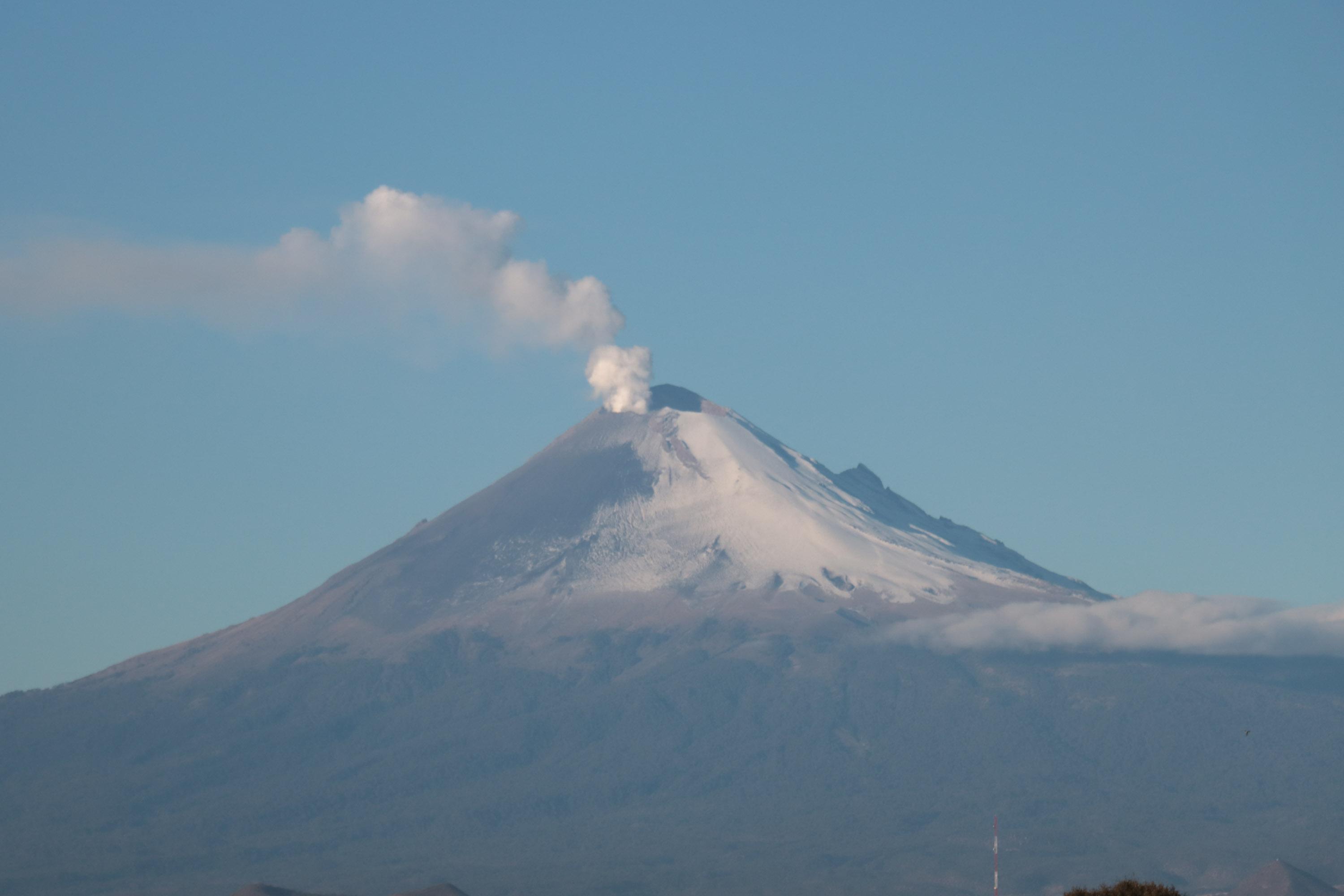 Volcán Popocatépetl cubierto de nieve.