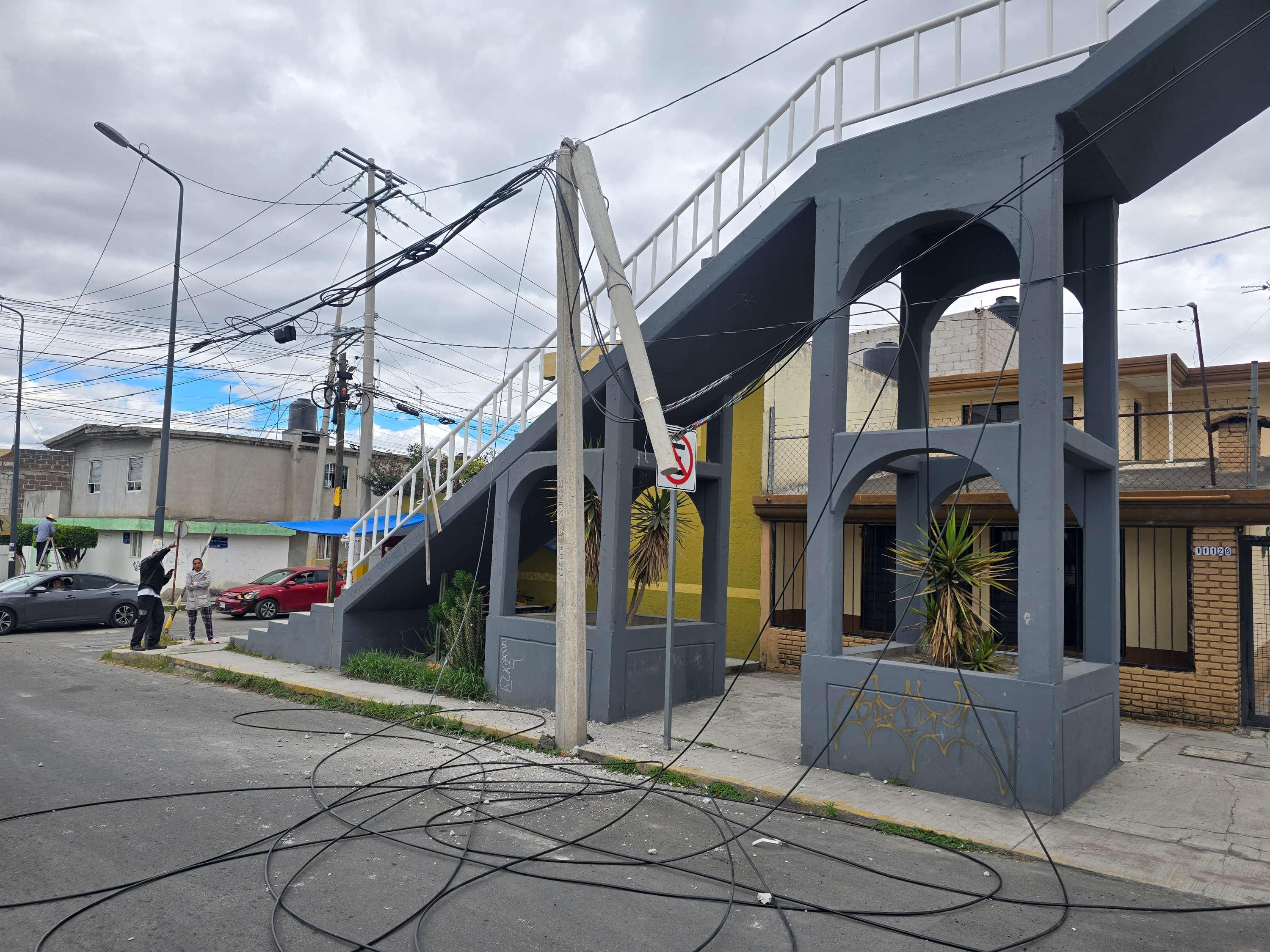 Bloqueo en Periférico Ecológico de Puebla por caída de cable de luz.