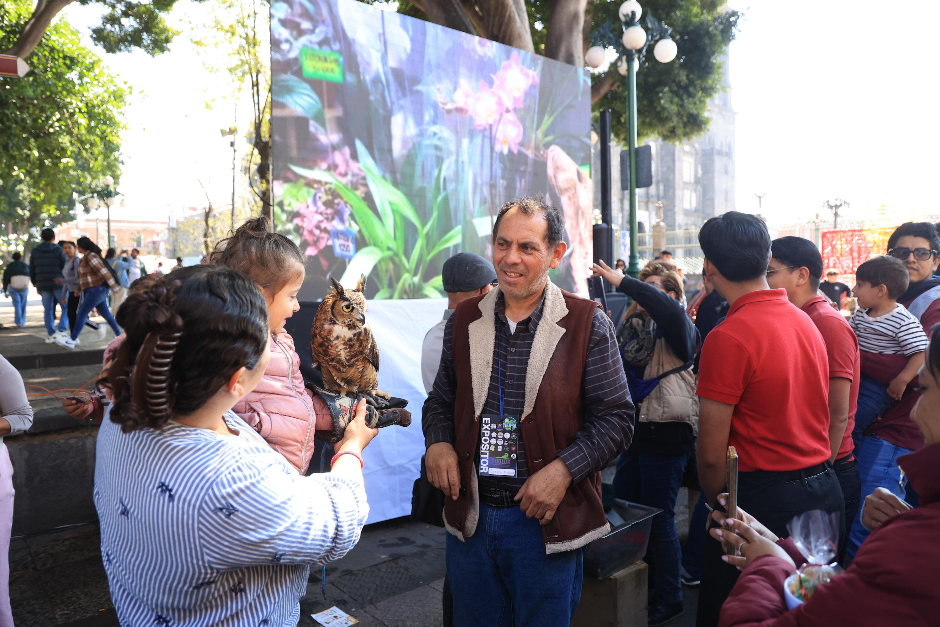 Se desarrolla en el zócalo de Puebla la Expo Unidos por la Tierra.