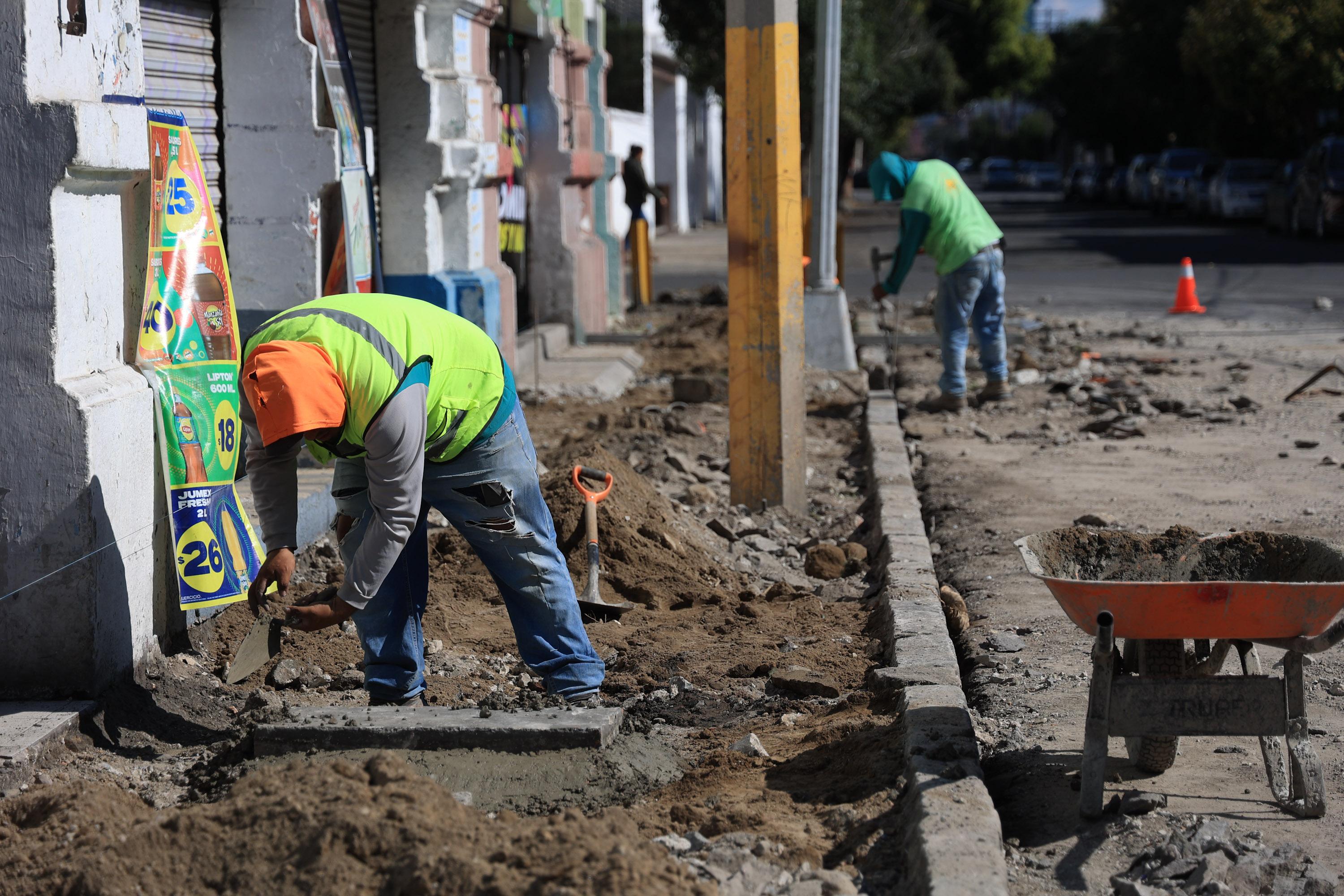 Realizan obras en la 15 Poniente, en la ciudad de Puebla.